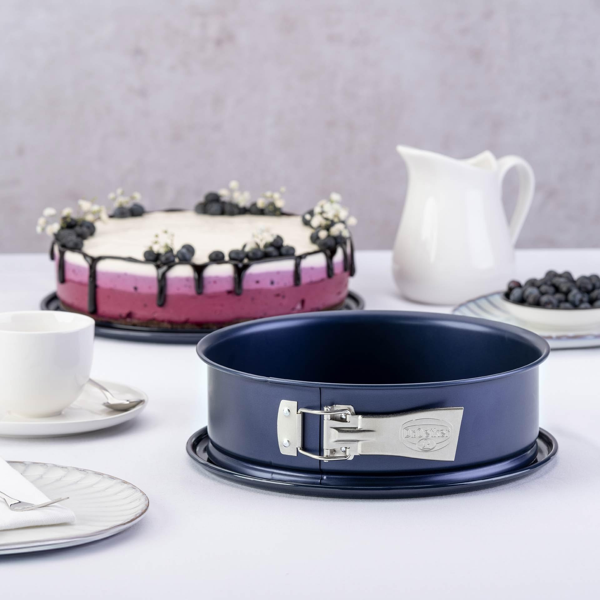 Dr. Oetker Moule à charnière - Diamètre : 24 cm - en émail - Rond - avec Fond en émail résistant aux coupures et aux Rayures - Moule à gâteau à Bord Extra Haut - Bleu foncé