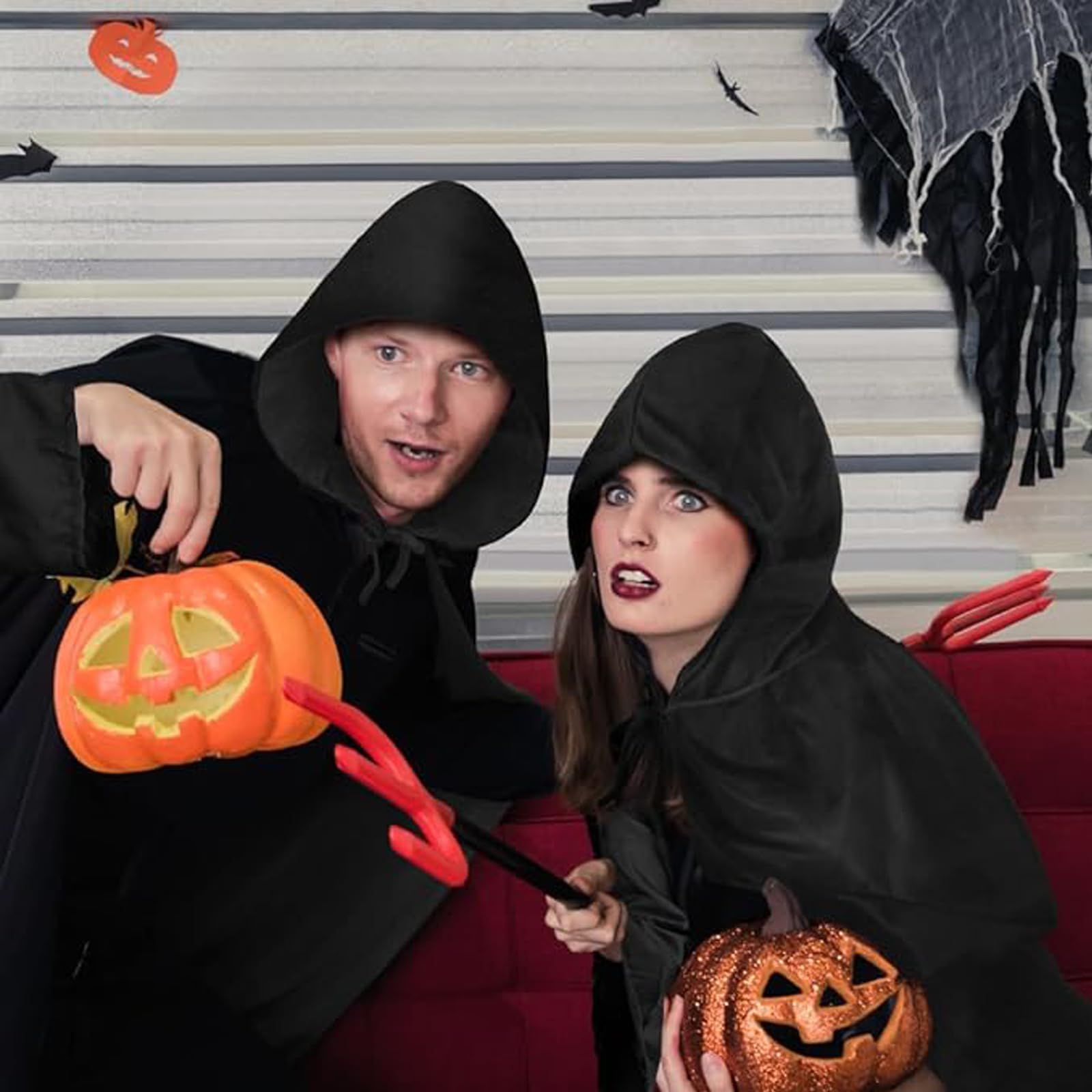 2 Stück Schwarze Umhänge 140cm - Für Halloween & Kostümfeste