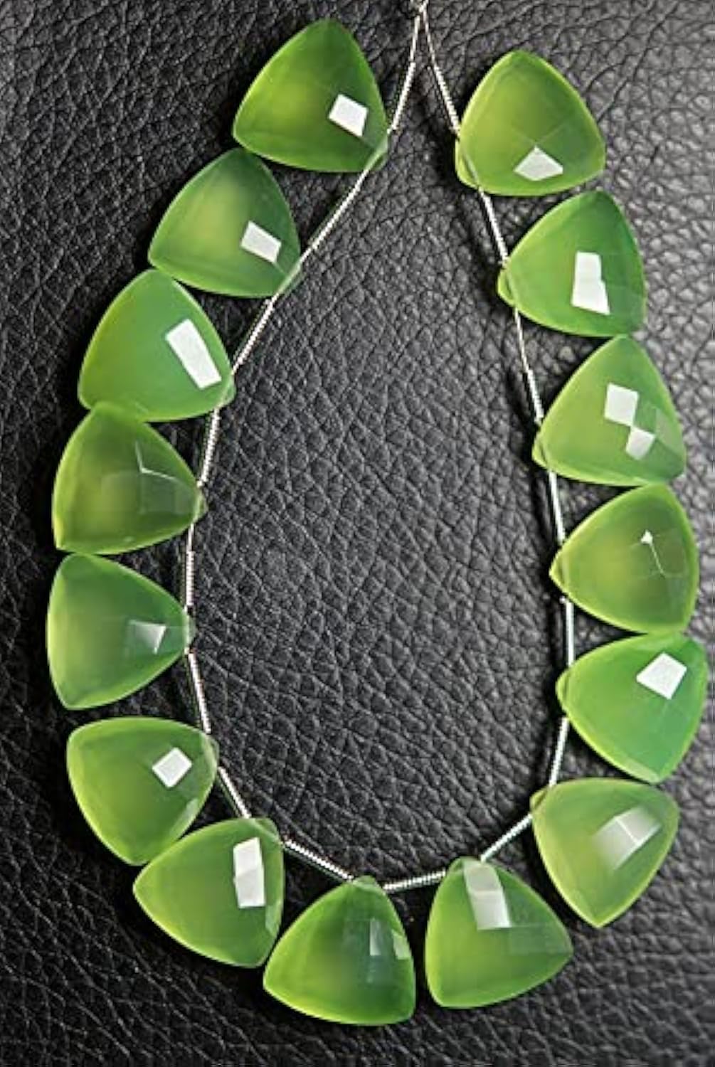 Chalcédoine verte briolette en trillion de 14mm pour création de bijoux de haute joaillerie