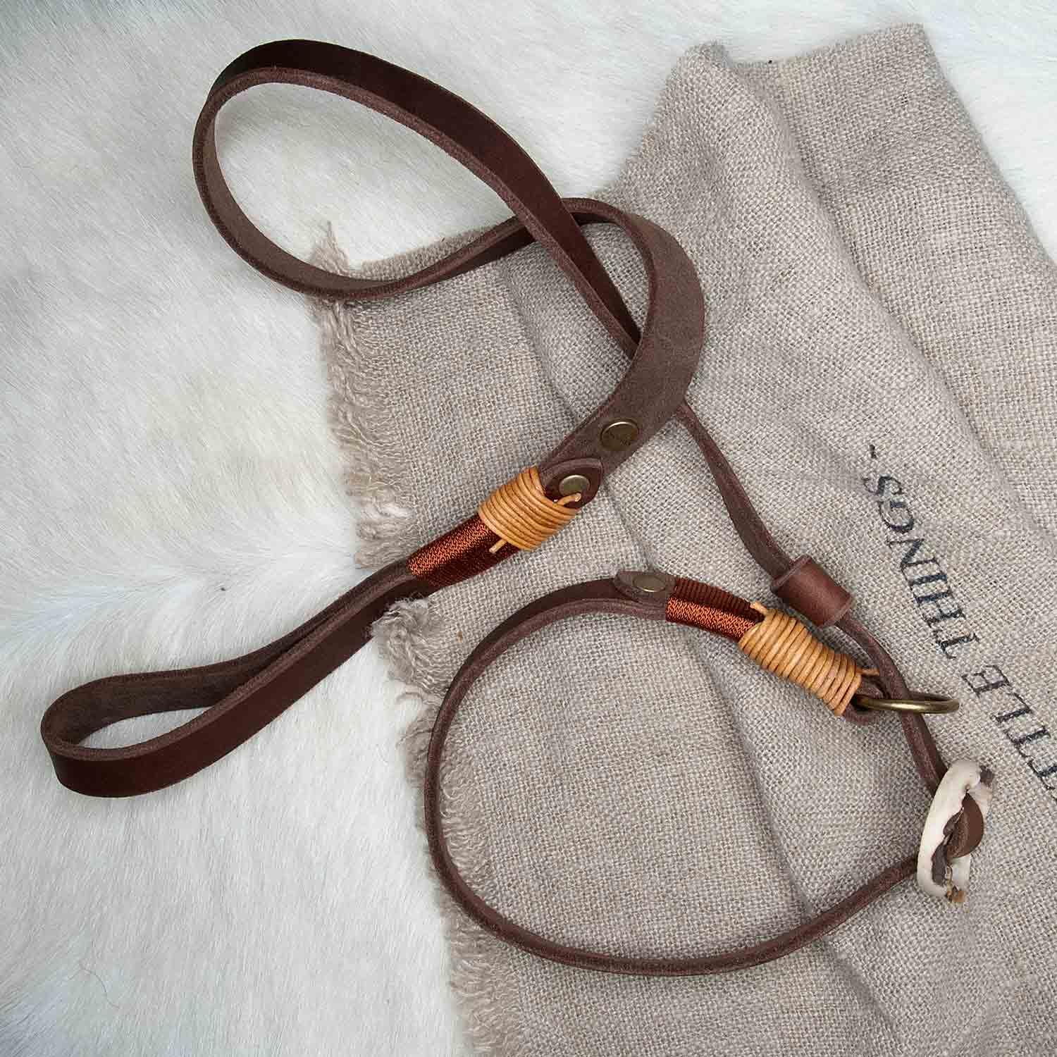 Retrieverleine Leder 20 mm in Braun | Burnt Amber | Moxon-Leine mit außergewöhnlichem Horn-Zugstopp | robuste und edle Hundeleine aus hochwertigem Fettleder mit integrierter Halsung - 230 cm