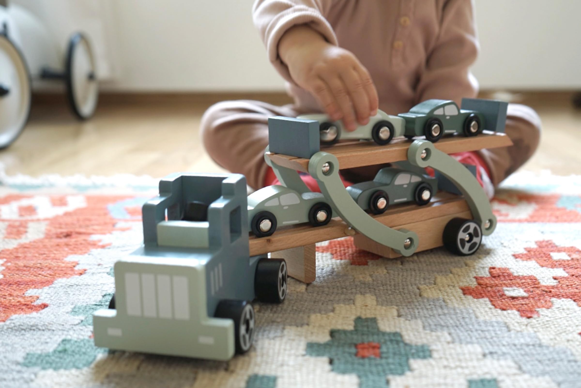 Small Foot 11510 Bisarca Chicago in Legno, con rampa di carico Mobile, rimorchio Rimovibile e 4 Auto, a Partire dai 3 Anni