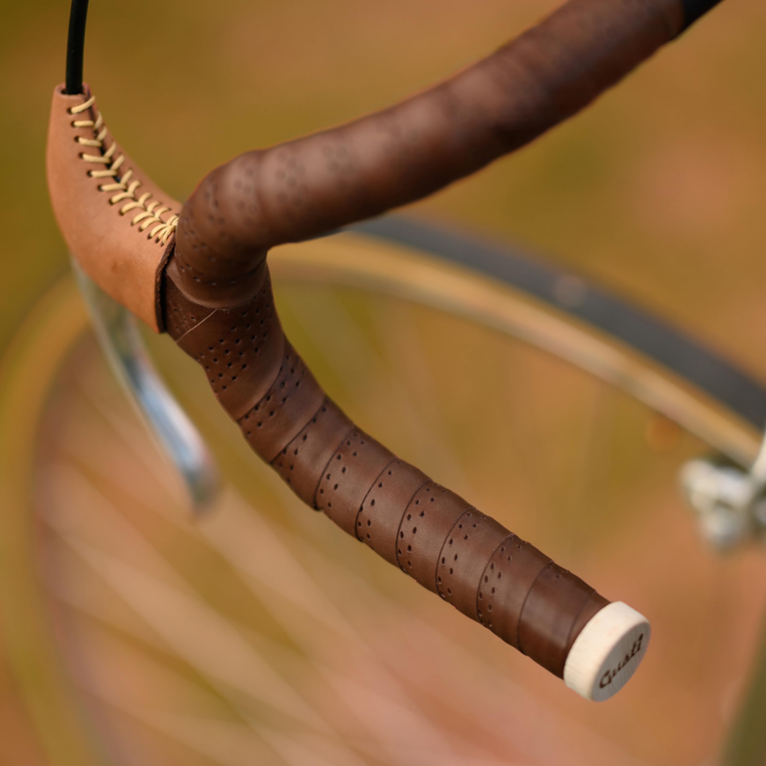 Gusti Leder Lenkerband Fausto C. – 200 cm Griffband selbstklebend (2er Set) – Gravelbike- & Rennrad Lenkerband Leder inkl. Korkstopfen für sicheren Halt