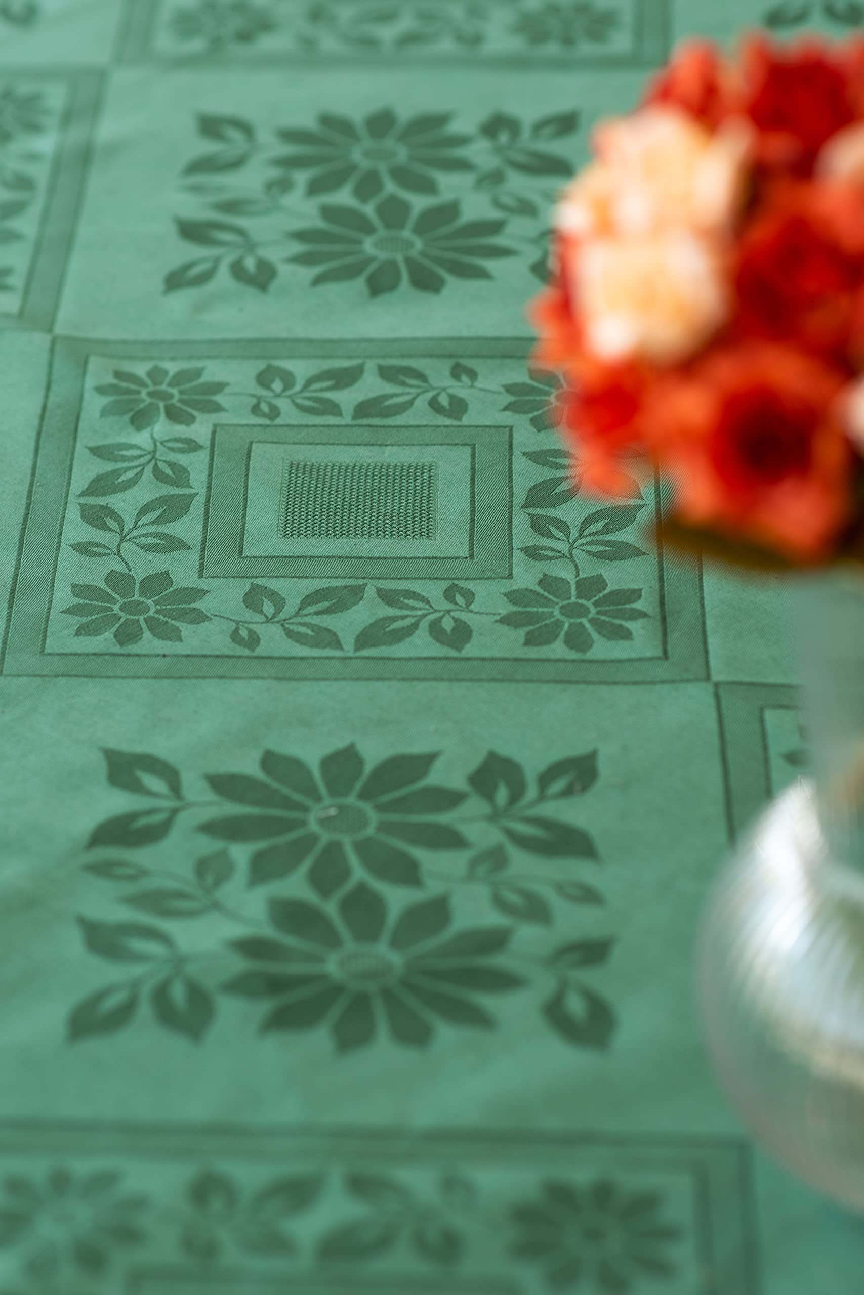 Nappe de table VIENNA verte en coton épais pour protéger et sublimer votre salle à manger