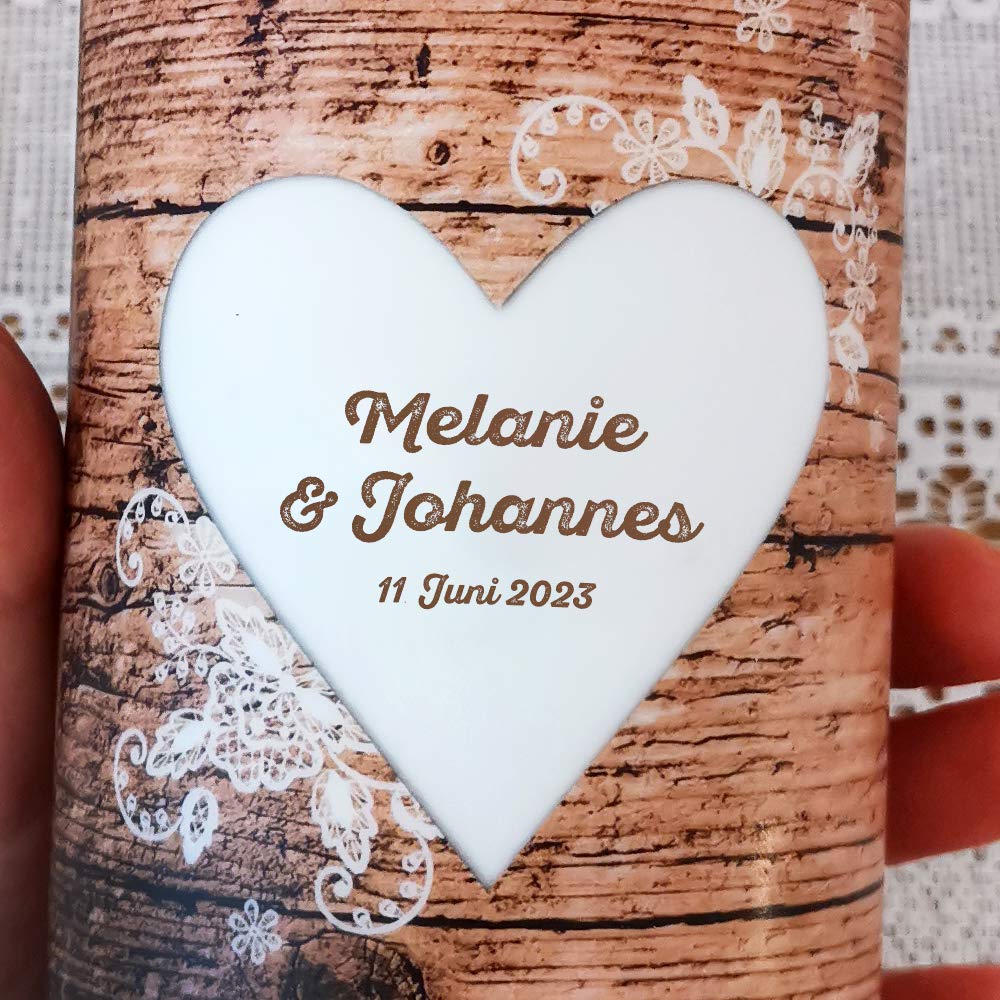 Weddix Vintage Hochzeitskerze mit Namen Datum in Holzoptik mit Herz und Spitze - Traukerze 8x23 cm groß zur Hochzeit mit Spruch Rundumdruck