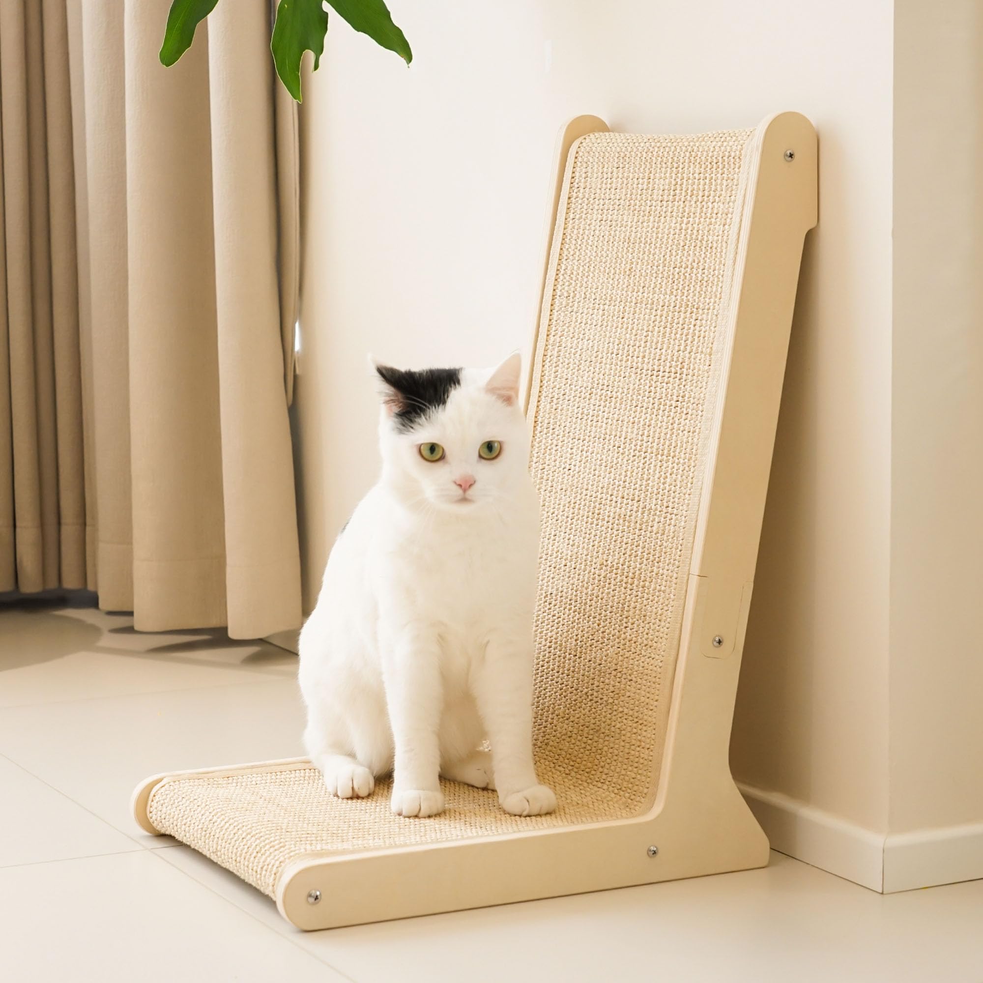 PETKARAY Griffoir Chat en sisal 105°, Forme L Robuste pour intérieur, Protection canapé et Meubles, Fixation Stable au Sol, avec Herbe à Chat Incluse
