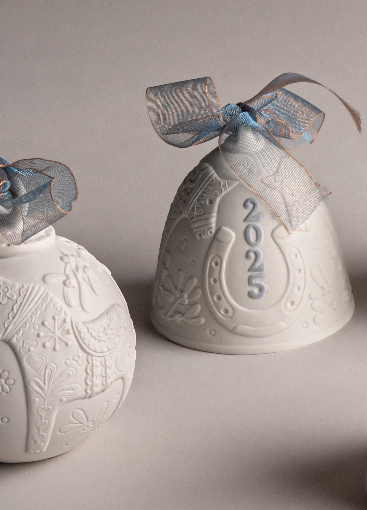 LLADRO 05955 Sounds of Fall 鐘(ベル) Amazon.com: LLADRÓ Blue 2025 Christmas Bell. Decorative Ornament
