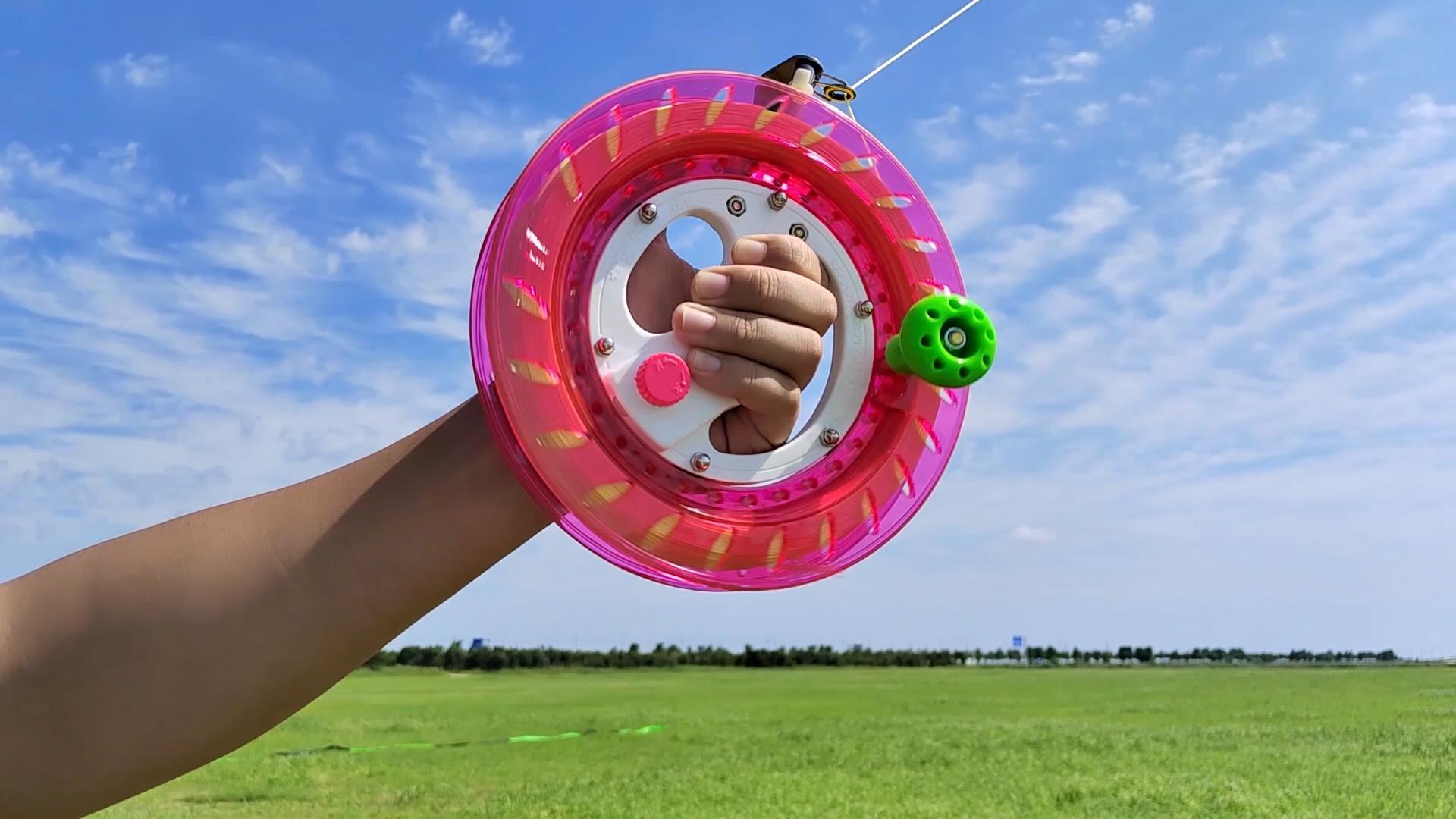 Flying Hoofer Enrouleur de cerf-volant pour adultes et enfants – 18,3 cm de diamètre – Corde de cerf-volant haute résistance de 200 m avec connecteur Flying Hoofer Enrouleur de cerf-volant pour adultes et enfants – 18,3 cm de diamètre – Corde de cerf-volant haute résistance de 200 m avec connecteur