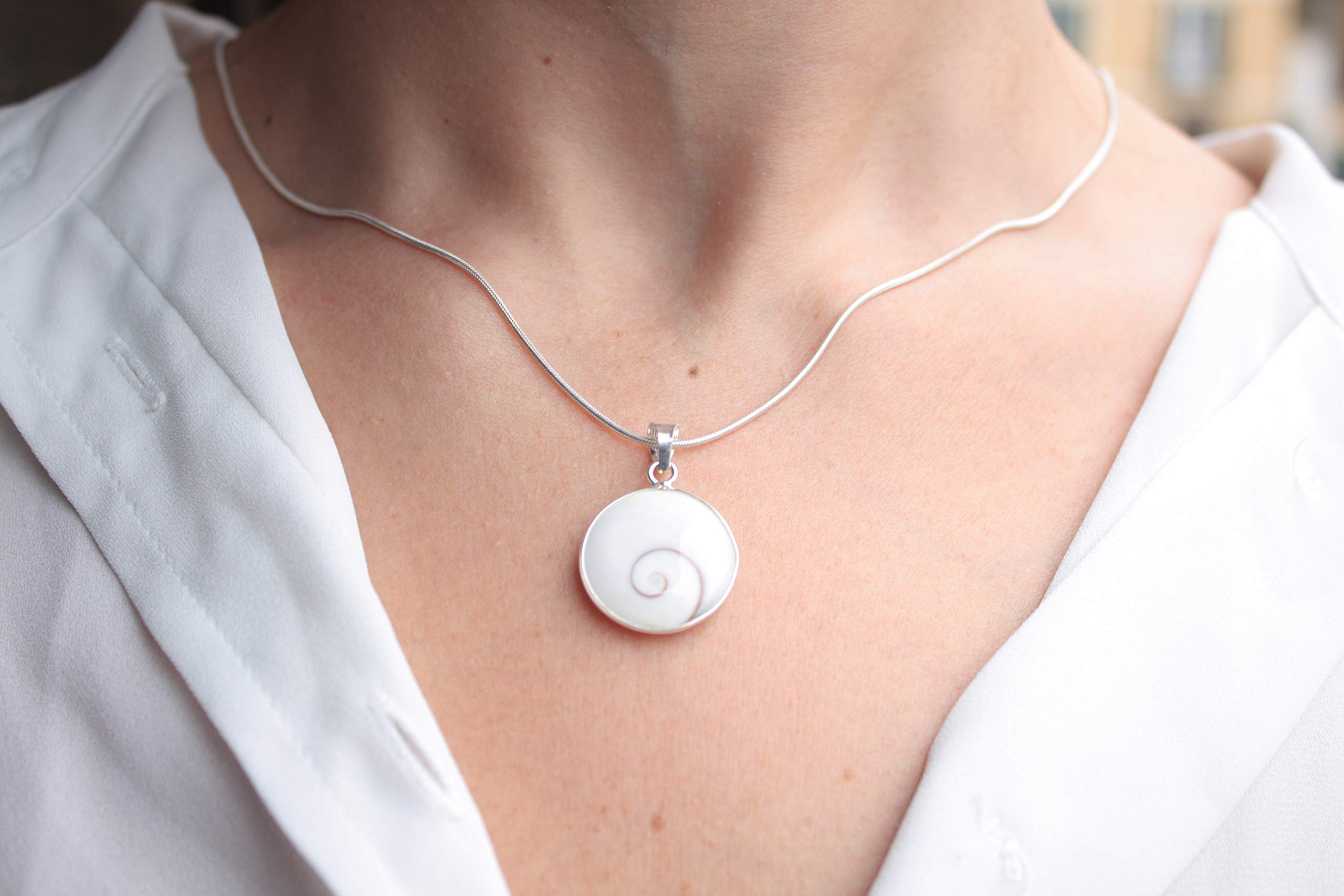 Colgante Ojo de Santa Lucía de Plata | Ojo de Shiva | 23mm de diámetro | Collar Artesanal con Cadena 45cm Níquel-Free | Inspiración Mediterránea I Collar Plateado con Concha de Color Blanco