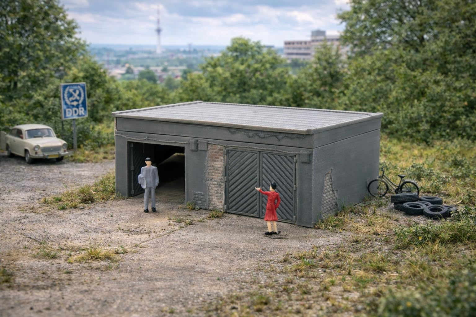 Kleine DDR-Garage – 3D-gedrucktes Modelleisenbahngebäude im Maßstab HO. Epoche III und höher.