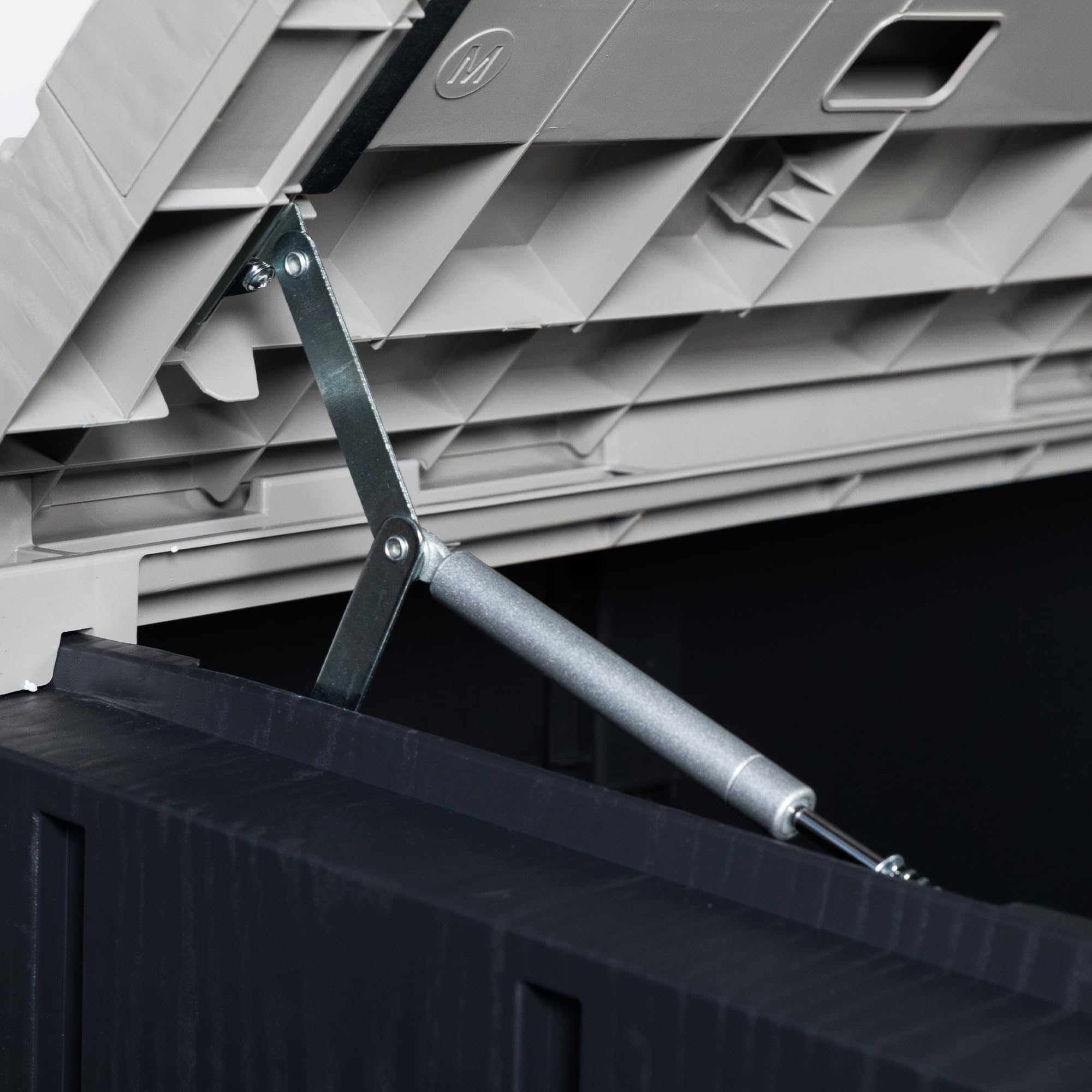 Toomax Stora Way Plus XL Baule 1270L portattrezzi 145x85x124,5h cm, in plastica resistente antracite/grigio, porta bidoni spazzatura, apertura assistita e chiusura a chiavistello, ideale per esterno