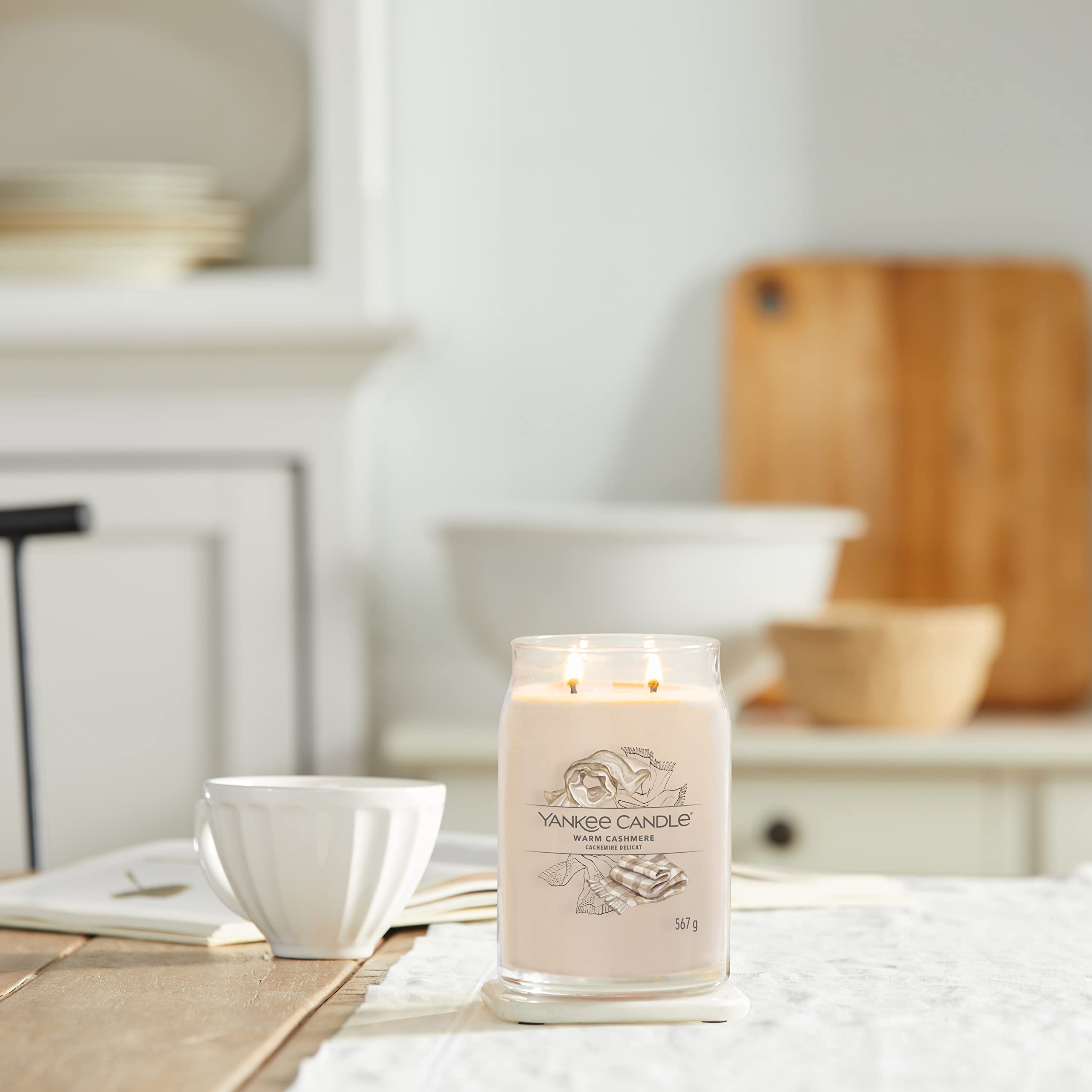 YANKEE CANDLE Signature Bougie parfumée Cachemire Délicat ; Grande Bougie Jarre Longue durée ; Mélange de cires de soja