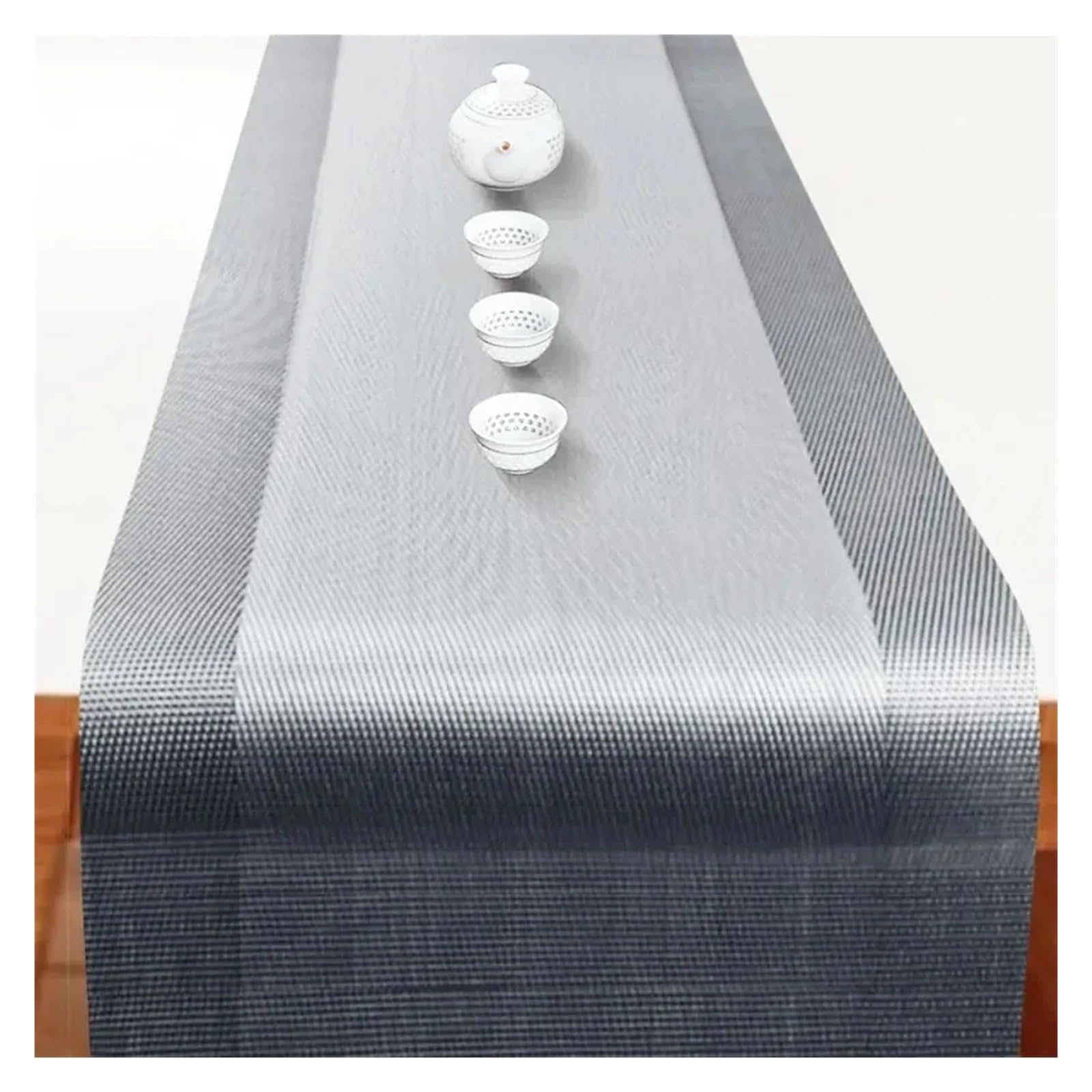 Chemin de table PVC élégant pour repas de famille et table de jardin chic