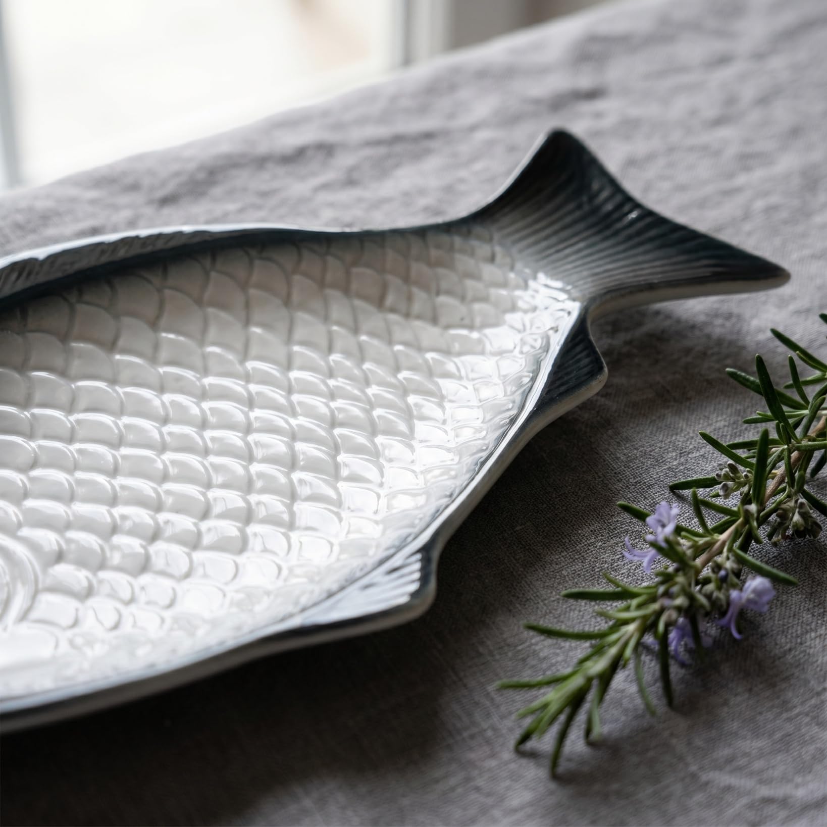 ULTECHNOVO Servierplatte Fisch 28cm, Fischplatte Porzellan für Ganzen Fisch wie Forelle, Fischteller Porzellan Groß für Abendessen, Servierteller Keramik Oval für Beilagen & Snack