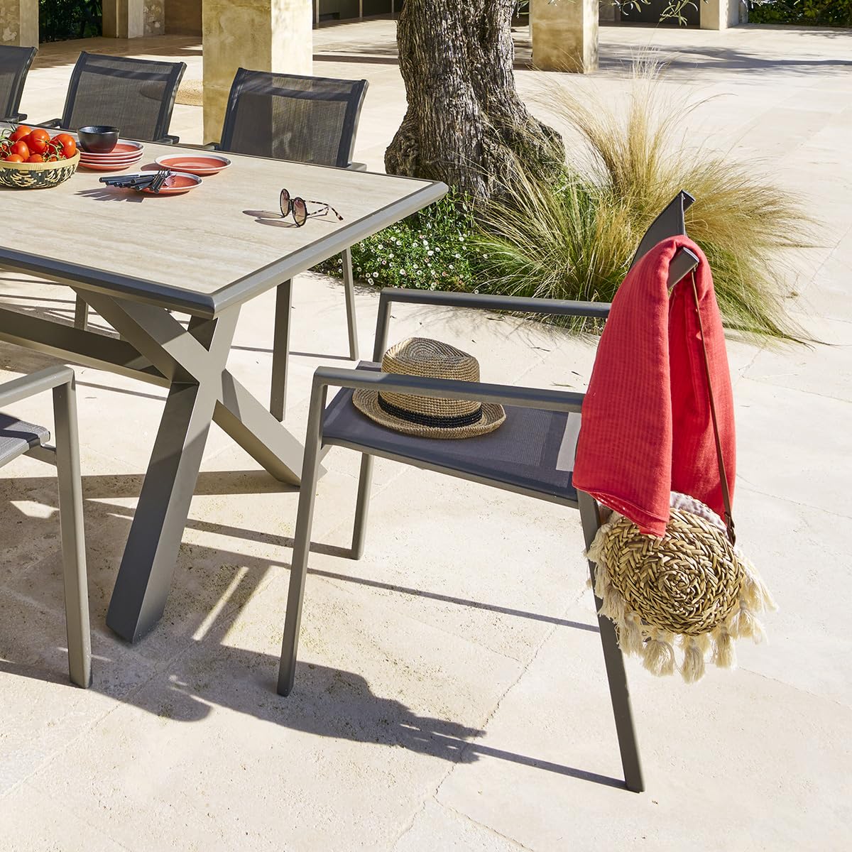 Hespéride - Fauteuil de Jardin Empilable Essentia Wengé et Praline Anti-Rouille Texaline Léger Facile à Ranger Mobilier d'Aménagement Terrasse Balcon