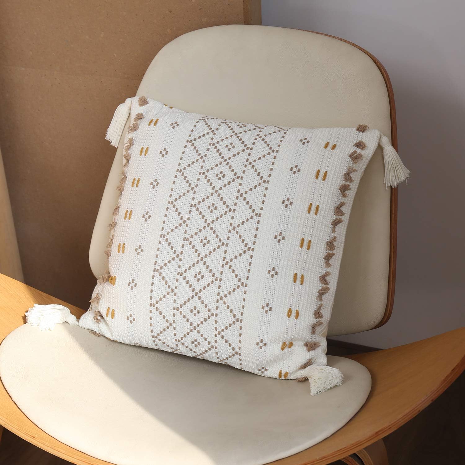 Moroccan Boho Decorative Throw Pillow Cover 18X18 Inch, Super Soft Woven Comfy Tufted Pillowcase with Tassels, Classic Pattern Pillow for Sofa Couch Living Room (Brown, 18"x18")
