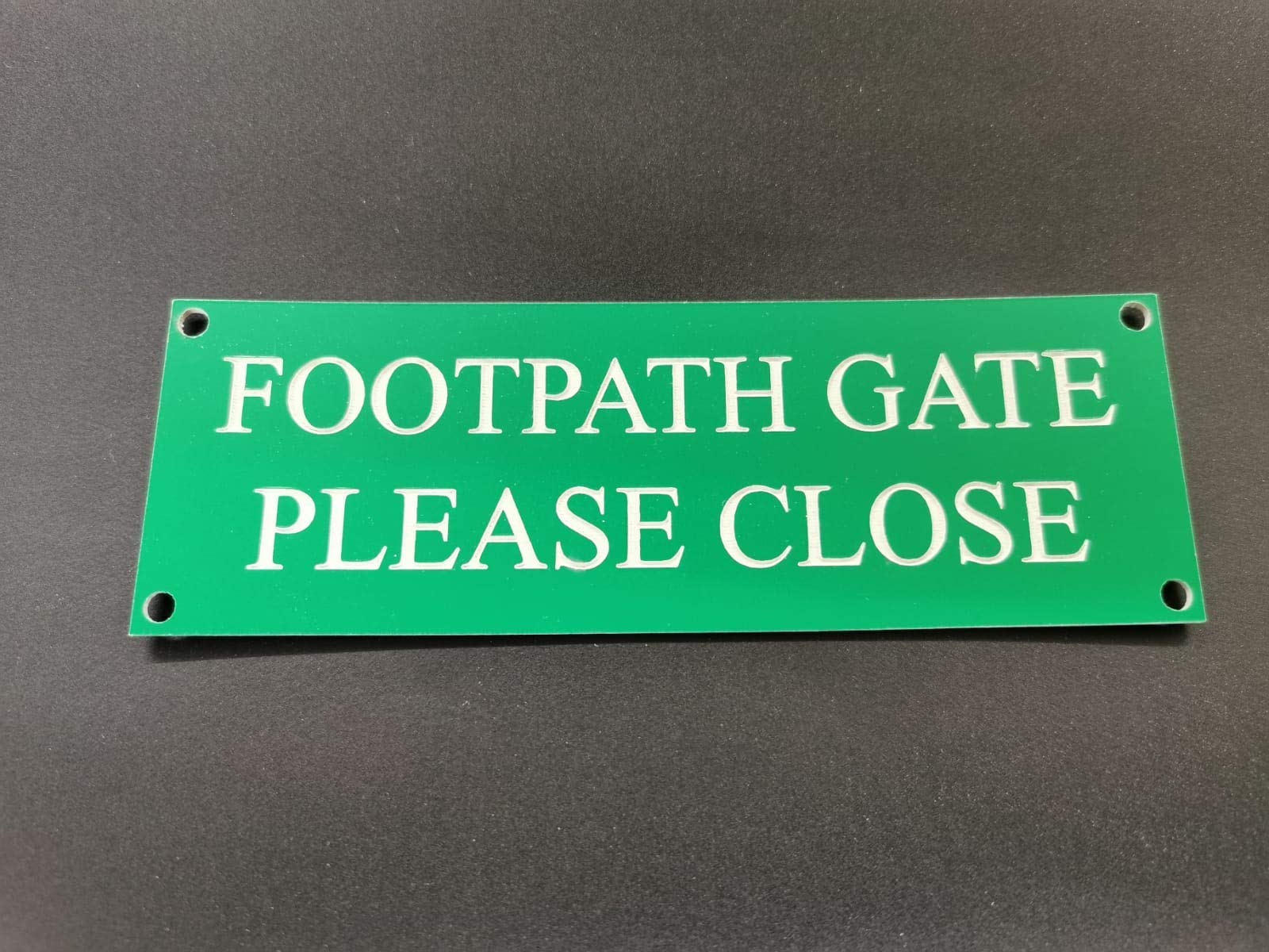 Fsss Ltd Green Footpath Gate Please Close Engraved Acrylic Sign 150X50x2mm (Green)