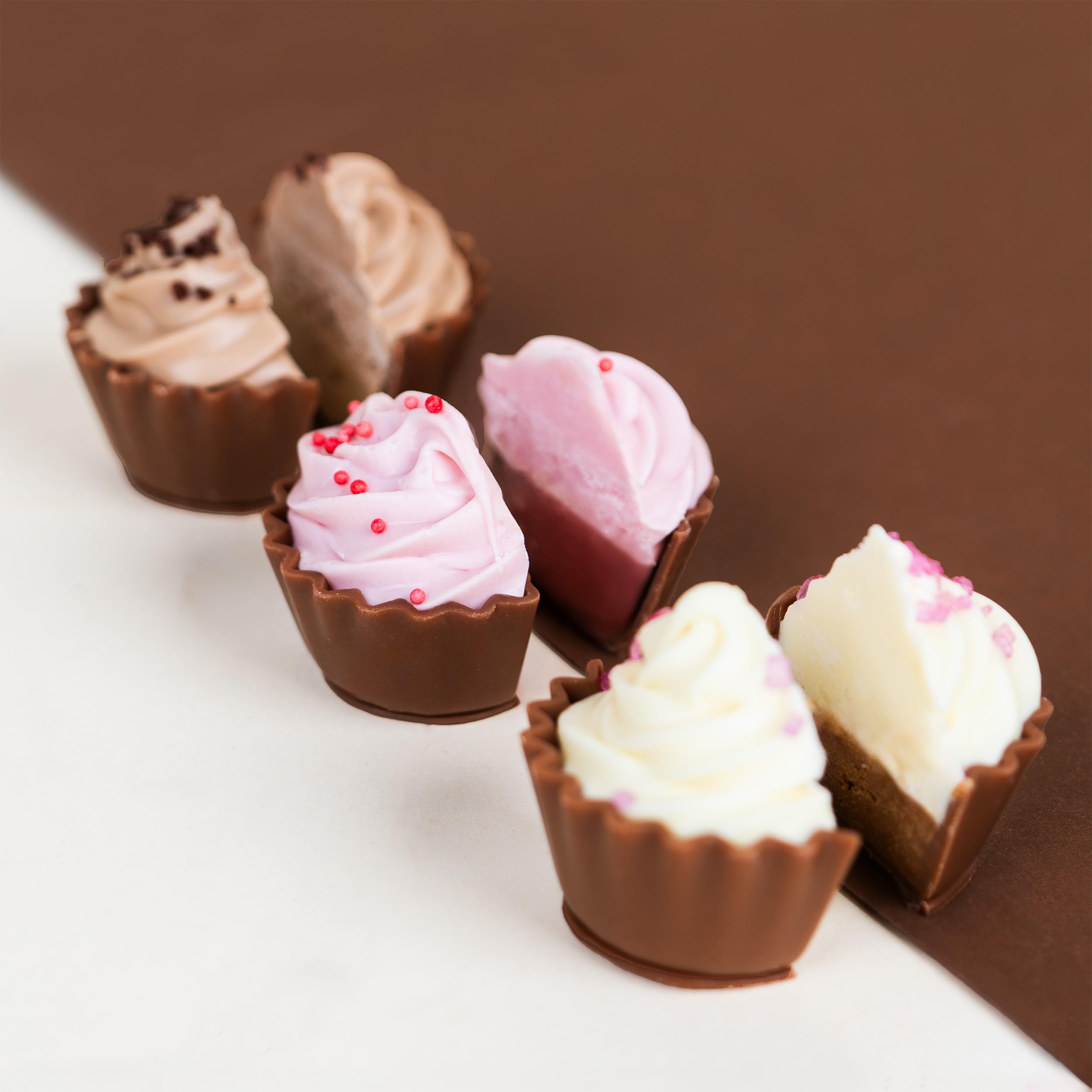 CHOCOLISSIMO - Schokolade Geschenk - 12 handgemachte Cupcake Luxus Pralinen in edler Verpackung, Sonderedition Süßes aus der Confiserie - zu Weihnachten, Valentinstag, für Frau, Mann - Square Maxi