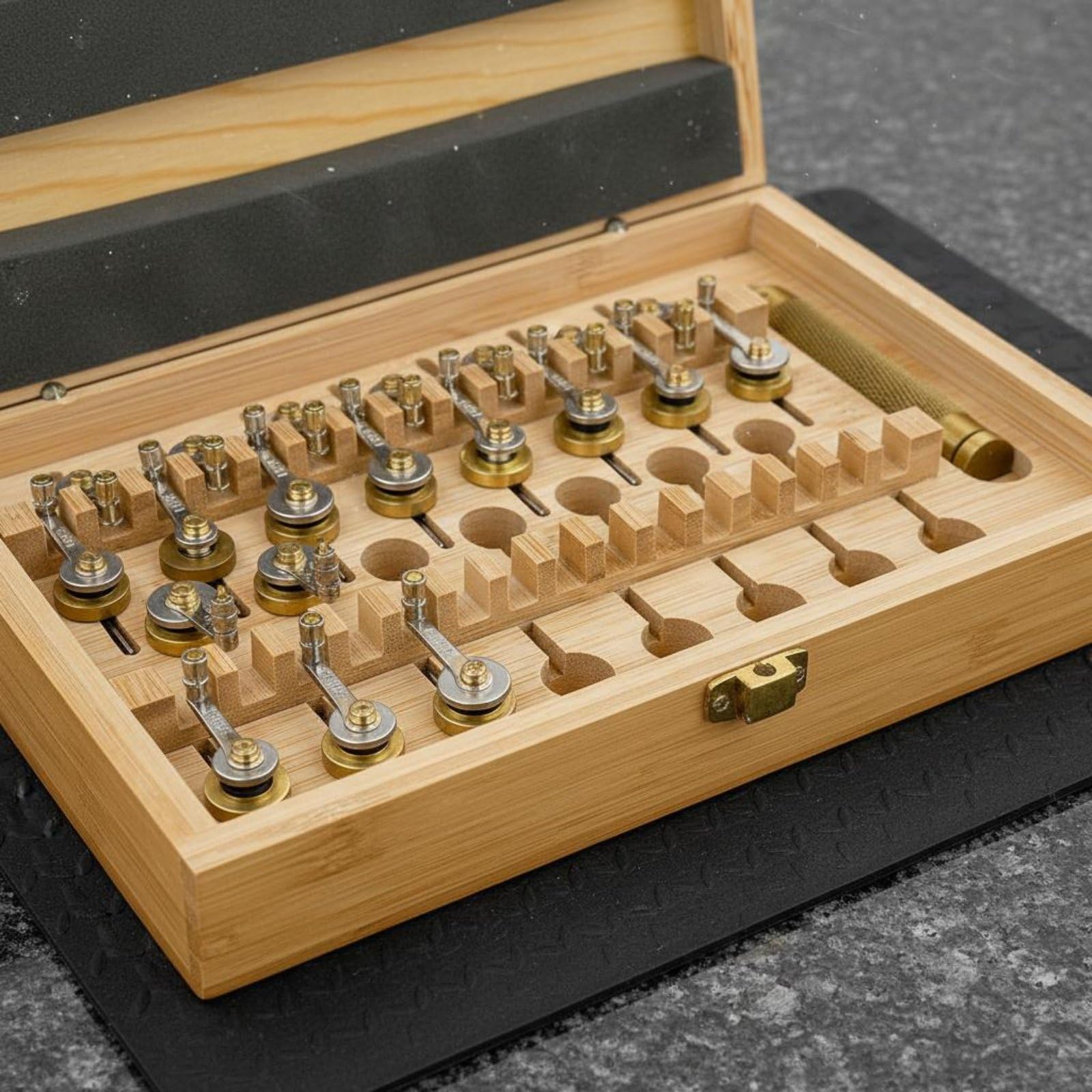 Kit Orologiaio Strumento Riparazione Set Bobinatore Molla Box Legno Metallo Solido Inserto Protettivo Adatto per Assemblaggio Orologi Manutenzione Postazione Lavoro
