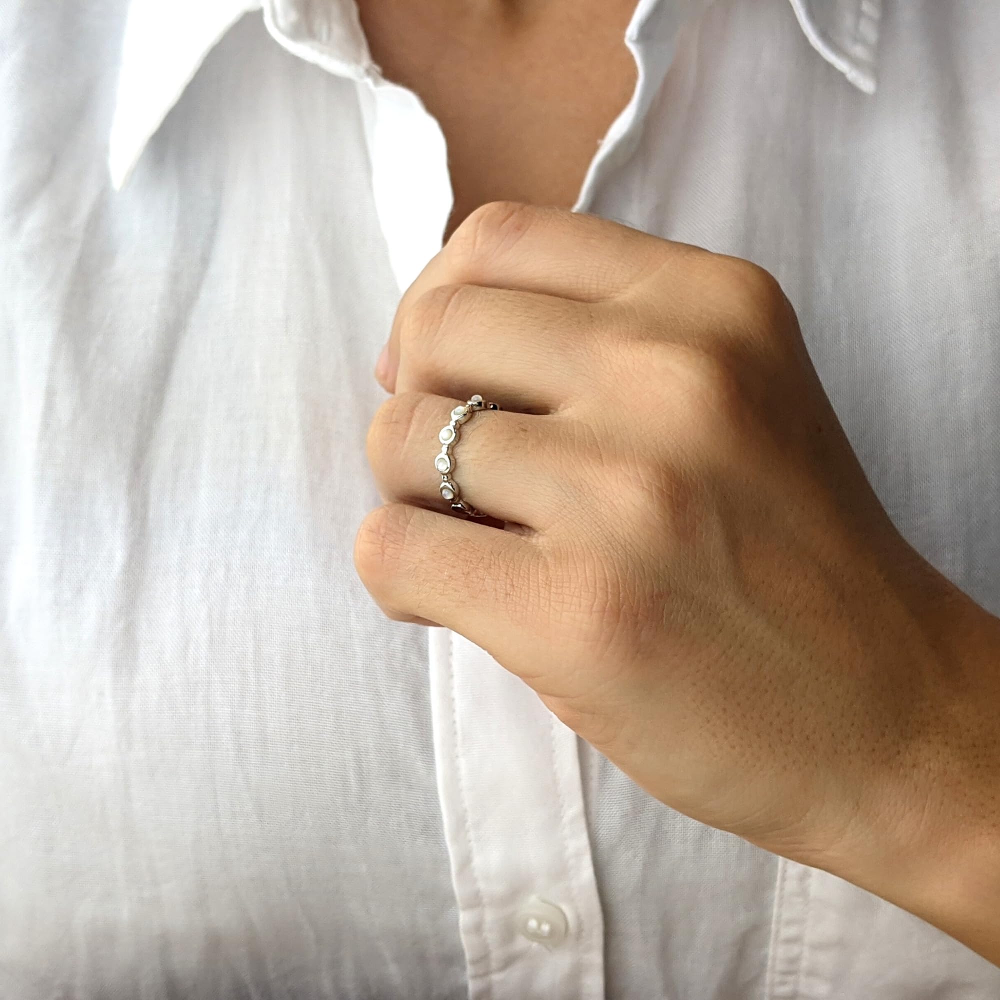 Silverly Anillo Mujeres en Plata de Ley .925 Delgada Banda con Nácar Blanca