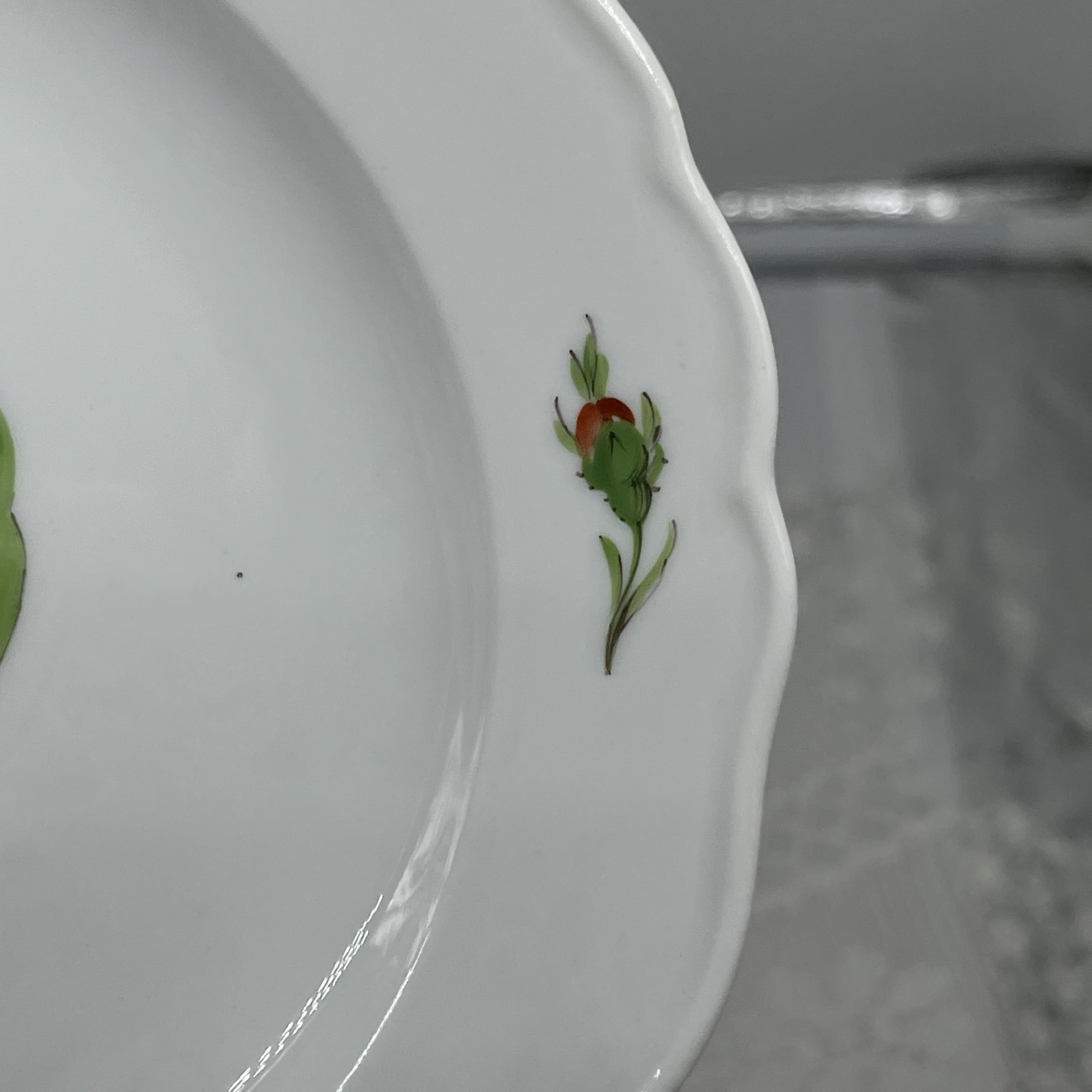 Porzellan Teller Prunkvoller Kuchenteller Dessertteller Ø 17,5 cm Dekor: Bunte Streublumen Gekreuzte Schwerter Handbemalt aus der weltberühmten Porzellan Stadt