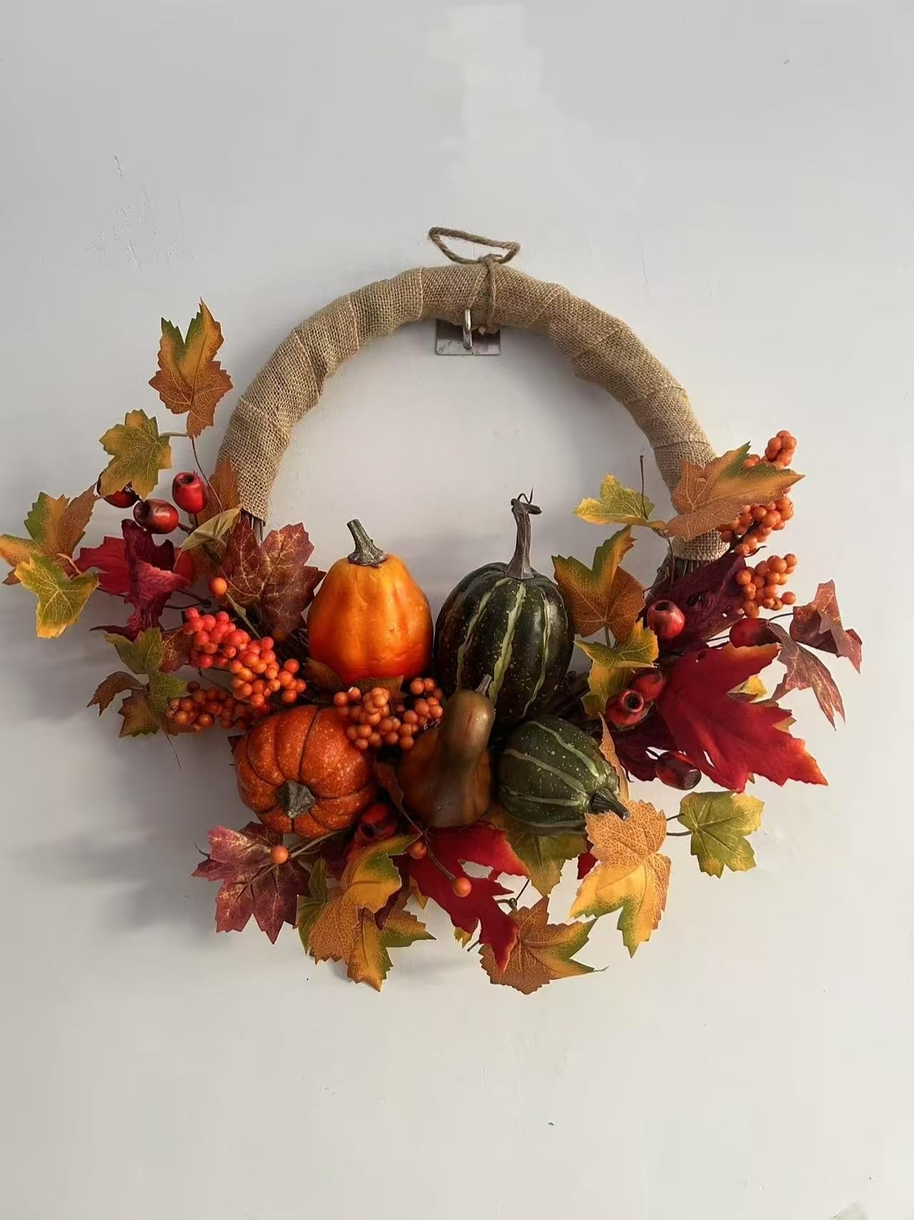 Couronne de récolte d'automne avec feuilles d'érable et citrouilles pour déco murale