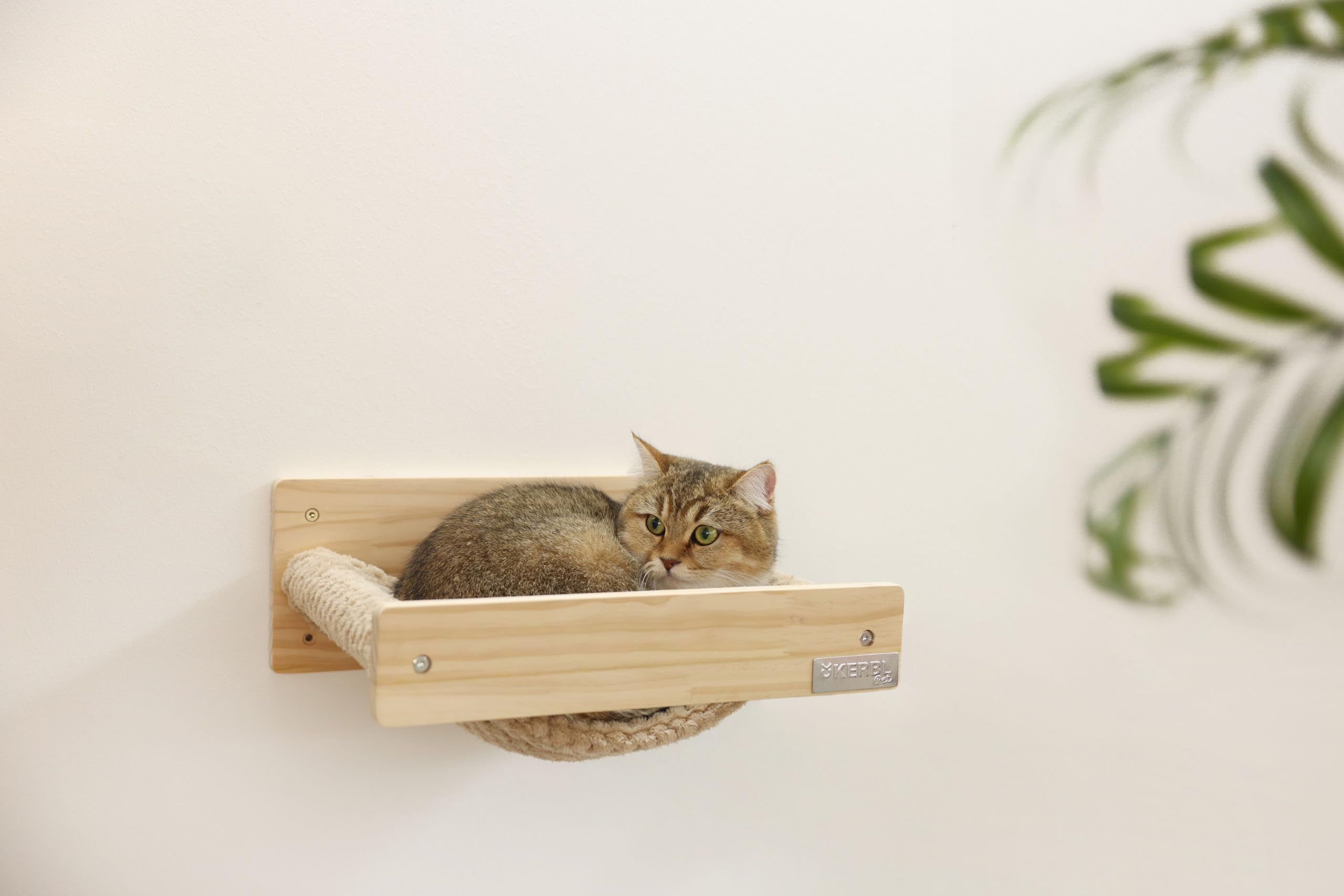 Kerbl Pet Hamaca de Pared Timber, Hamaca para Gatos, Natural/Topo, 38x33,5x16 cm, Madera, Felpa Suave, Gatos, Montaje en Pared