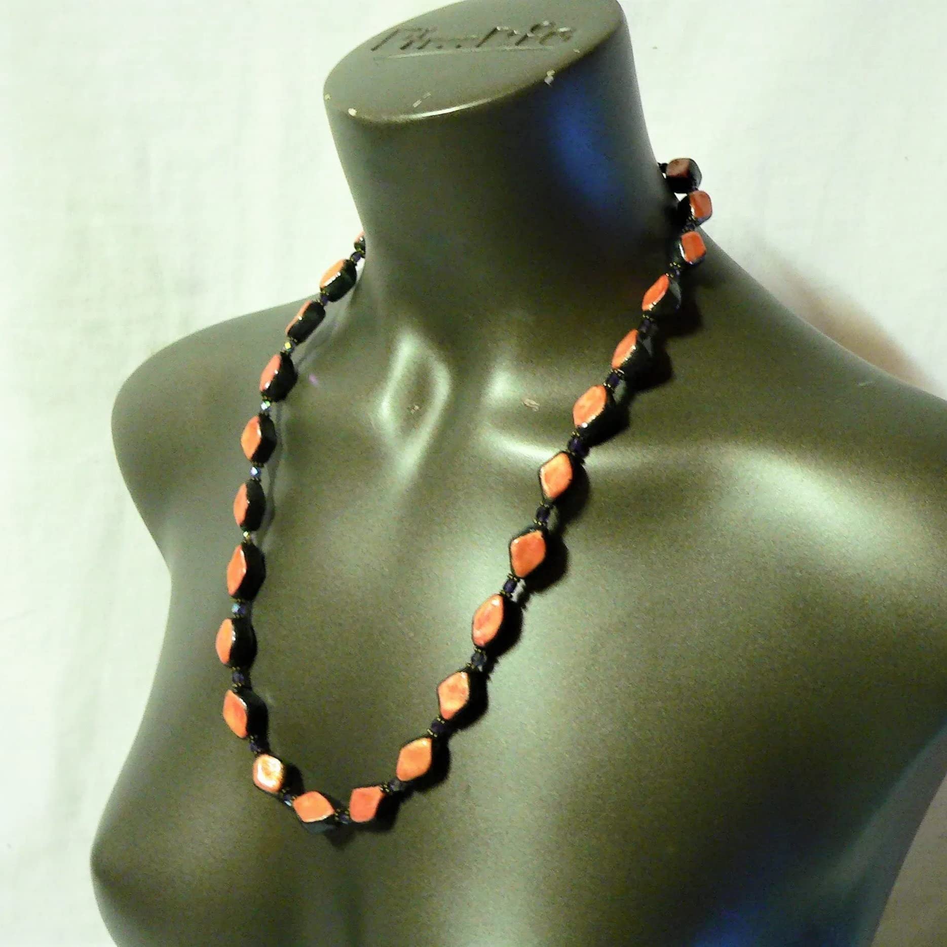 Collana di perline in ceramica, forma diamante, bicolore, nero e arancio inglese