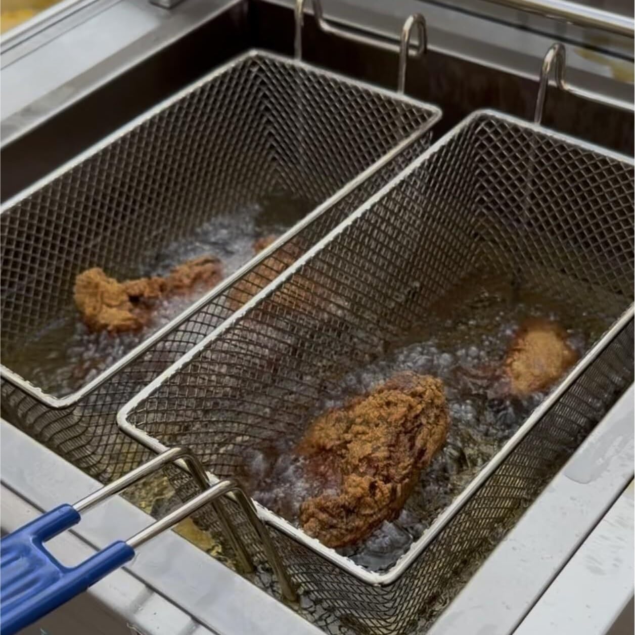 Cestello per friggere Patatine Fritte, Confezione da 2 Pezzi, Resistente, di qualità Commerciale, Professionale, per friggere e Cucinare.
