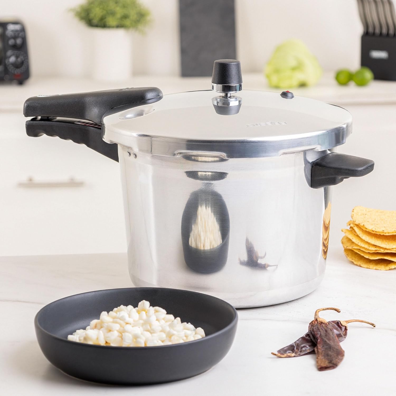 Presto trykkoger i køkken med ingredienser