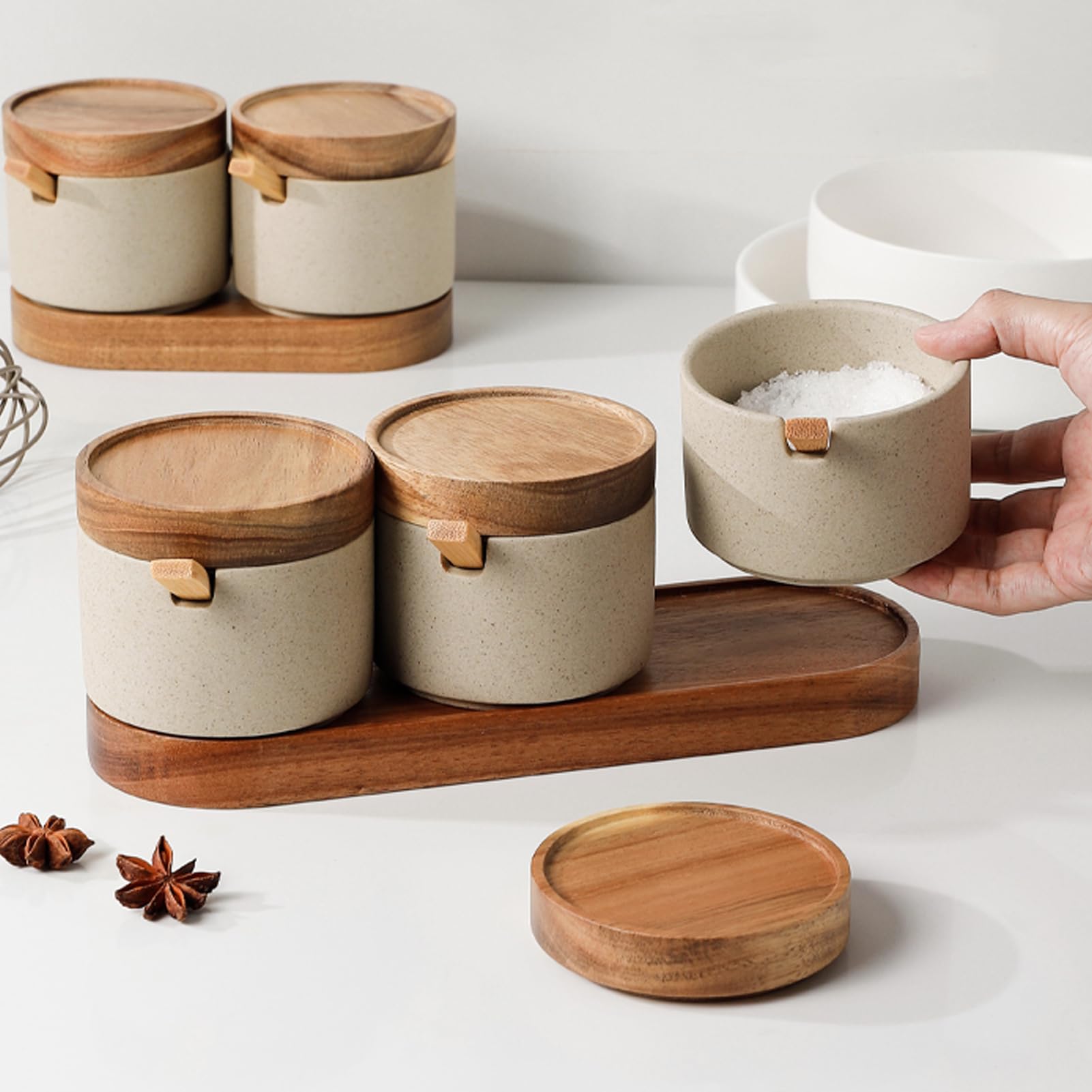 Dxcaicc Ensemble De Pots À Épices, Pot D'Organisateur D'Épices en Argile avec Plateau en Bois, Pot À Épices Japonais en Grès Vintage, Stockage D'Assaisonnement De Cuisine,Set of 2
