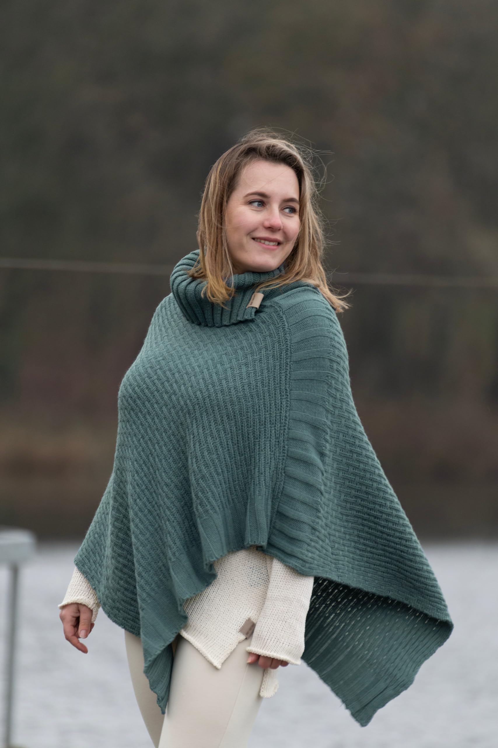 Knit Factory - Nicky Poncho Tricoté
