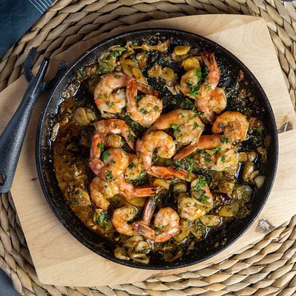 BBQ-Toro Gusseisen Servierpfännchen mit Holzunterlage (4 Stück) | Ø 22 cm - rund | bereits eingebrannt - preseasoned | Grillpfännchen mit abnehmbarem Griff | Gusseisenpfanne, Paella Pfanne