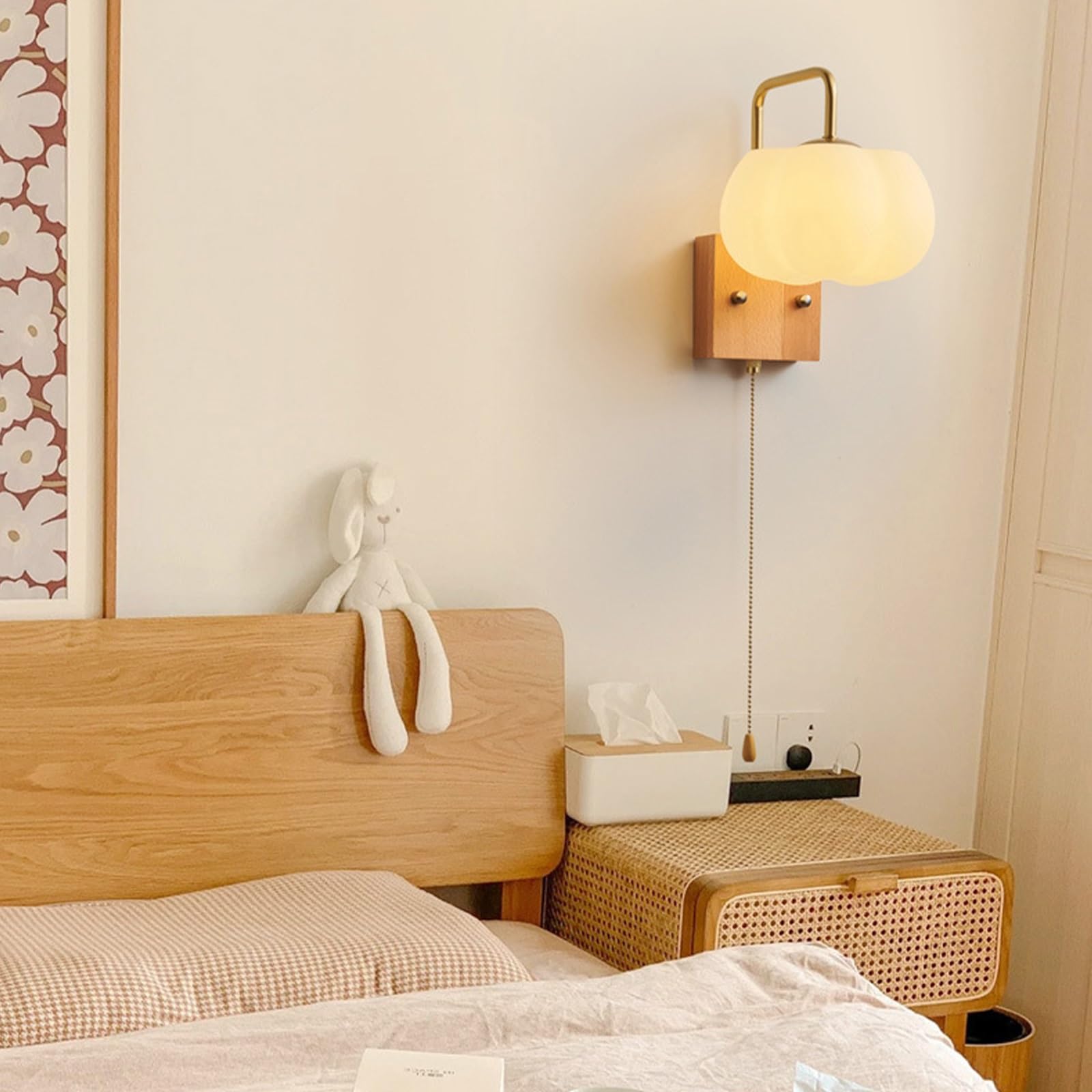 Lampa ścienna z litego drewna Nowoczesny kinkiet wiejski z włącznikiem na łańcuszku, rustykalna kinkiet nocny wiejski, drewniana podstawa i biały akrylowy abażur do sypialni(Wood)