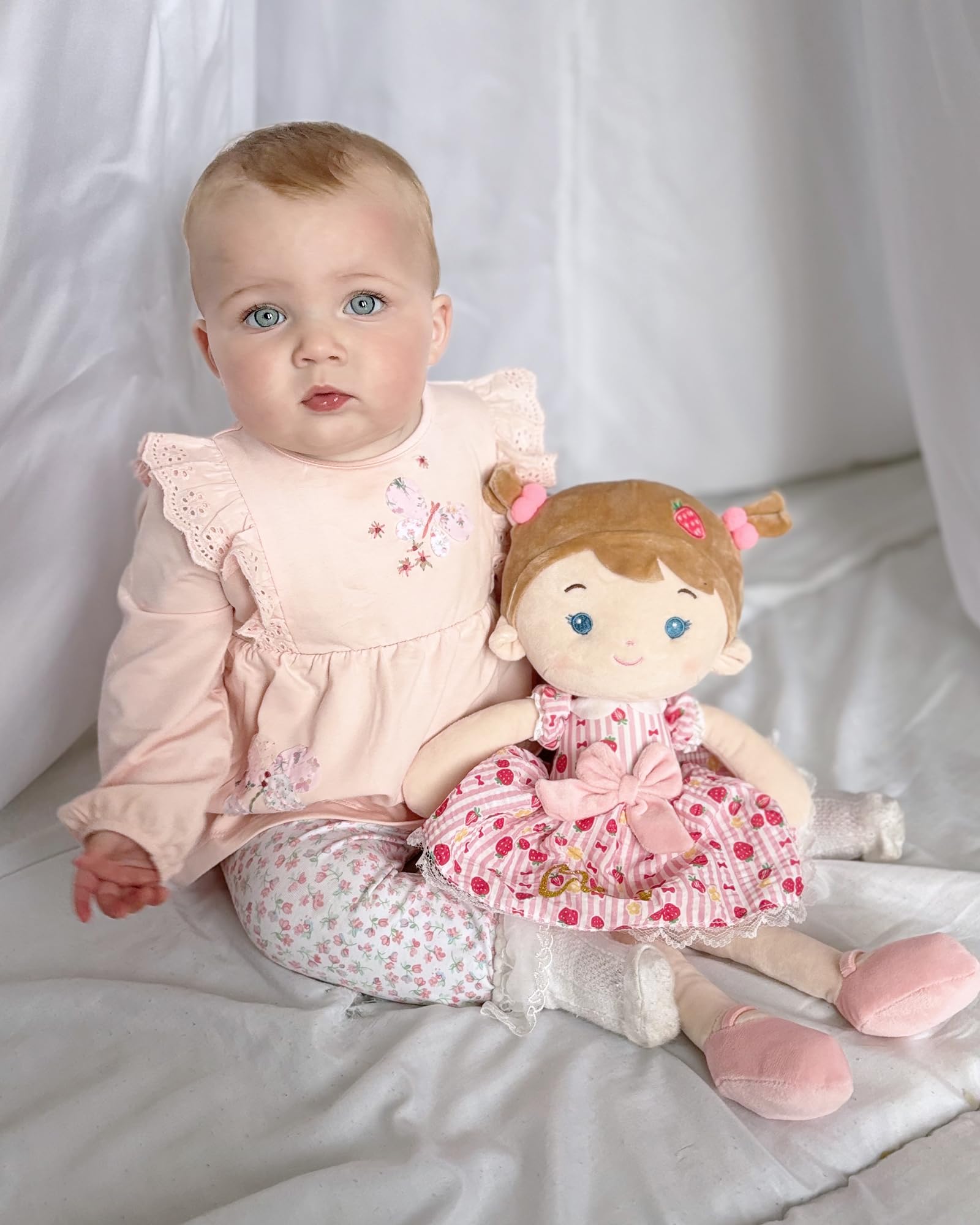 LeyaDoll Muñeca Suave (16 Pulgadas), mi Primera muñeca de Trapo para el Regalo de cumpleaños de una niña de 1 año, Regalo de Bautizo y Navidad para niña y bebé，niños pequeños -Strawberry