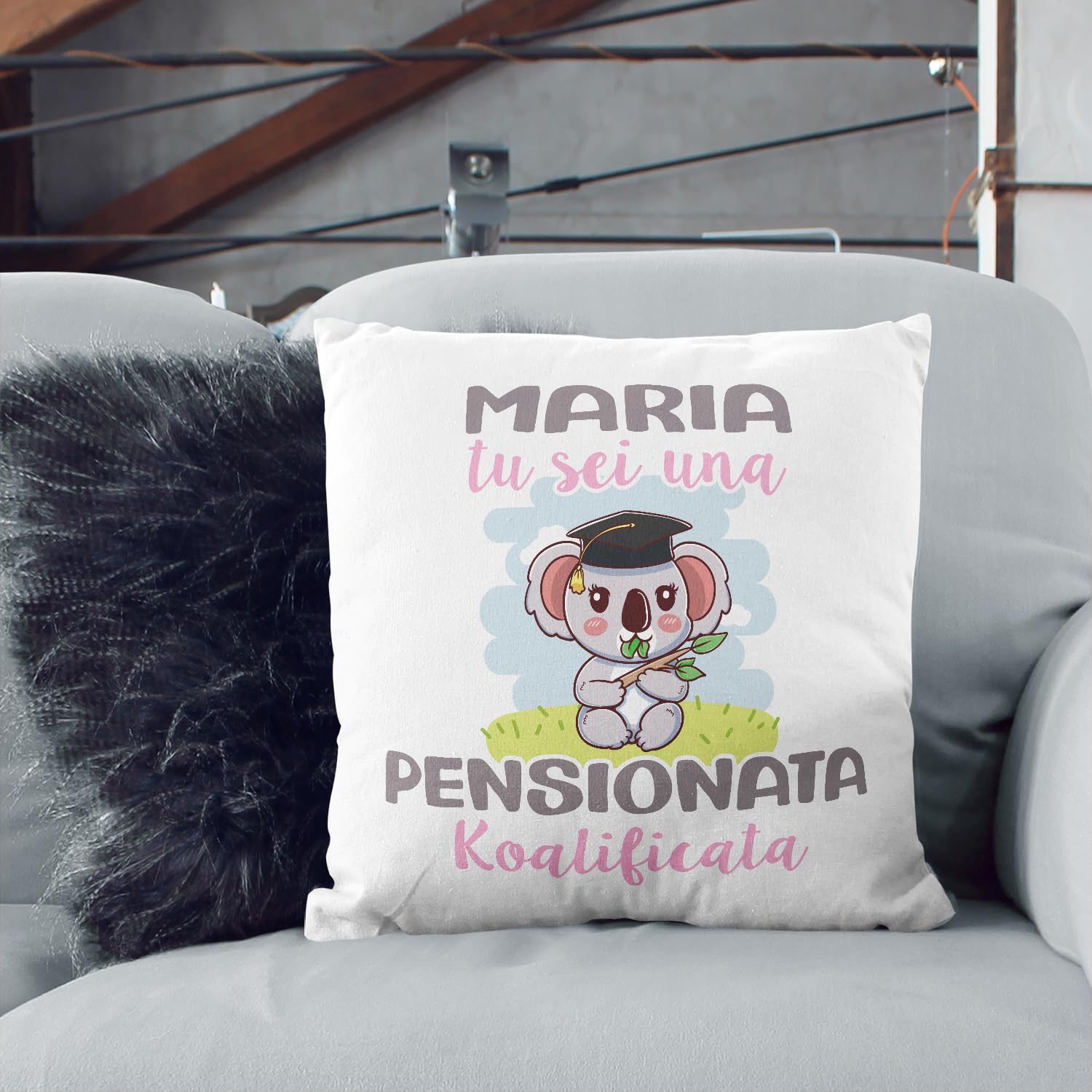 Mugffins Cuscino PERSONALIZZABILE PENSIONATA donna - In italiano - Koalificati Personalizzati - Idee Regali Divertenti Laurea Compleanno - Rivestimento e Imbottitura (40x40 cm). Tatto Cotone