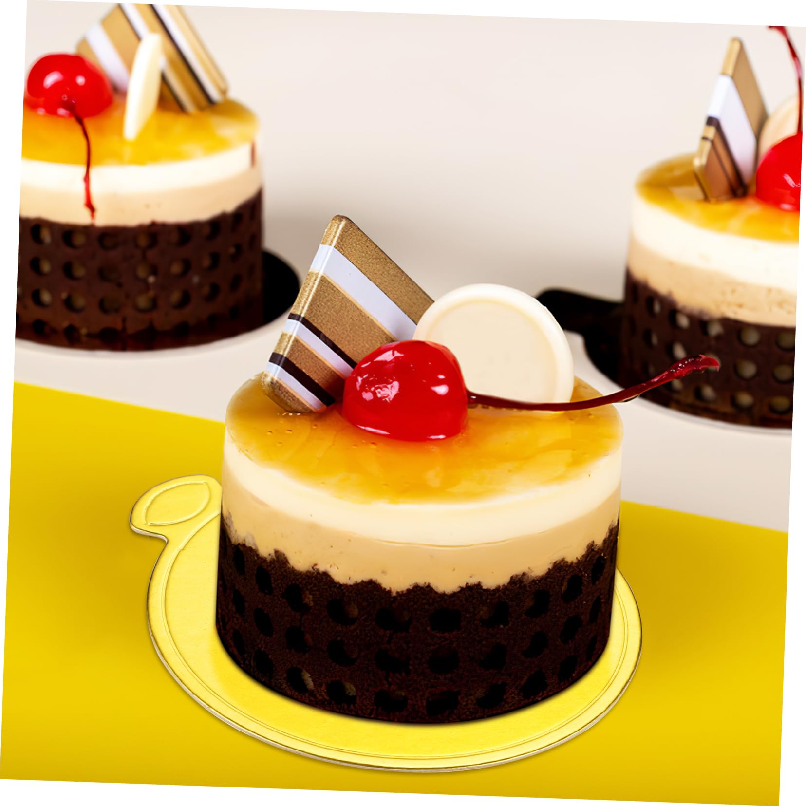 TOPBATHY 200 Pcs Bases de Gâteaux Rondes et Carrées en Papier Doré pour Présentation de Desserts et Mousse Élégante
