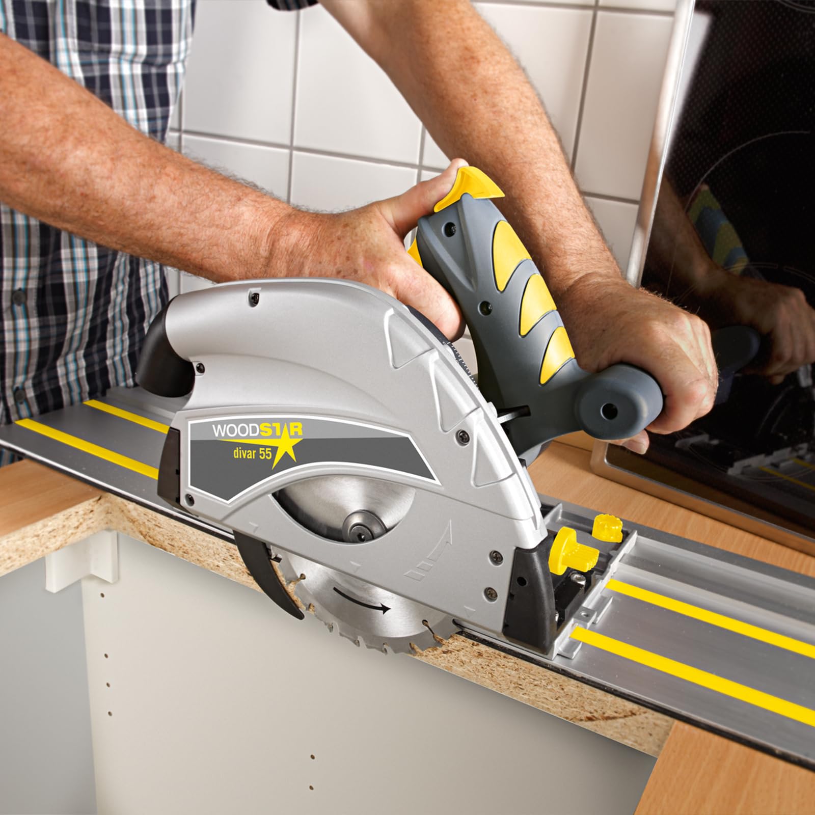 Woodster Tauchsäge Divar55 Handkreissäge inkl. 2x 700mm Führungsschiene | 55mm Schnitttiefe | 1200W Leistung | Sägeblatt Ø 160mm / 24Z | Schrägstellung 0-45° | inkl. Schienenverbinder & Kippschutz