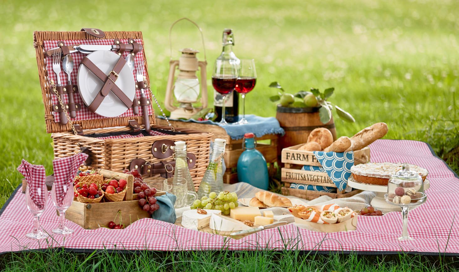Cesta de Picnic Personalizada para 2 Personas, Cesta de Mimbre con Compartimento térmico, Manta, Tabla de Pizarra, Bolsa, servilletas – Cerámica, Vidrio, Acero INOX | Rojo
