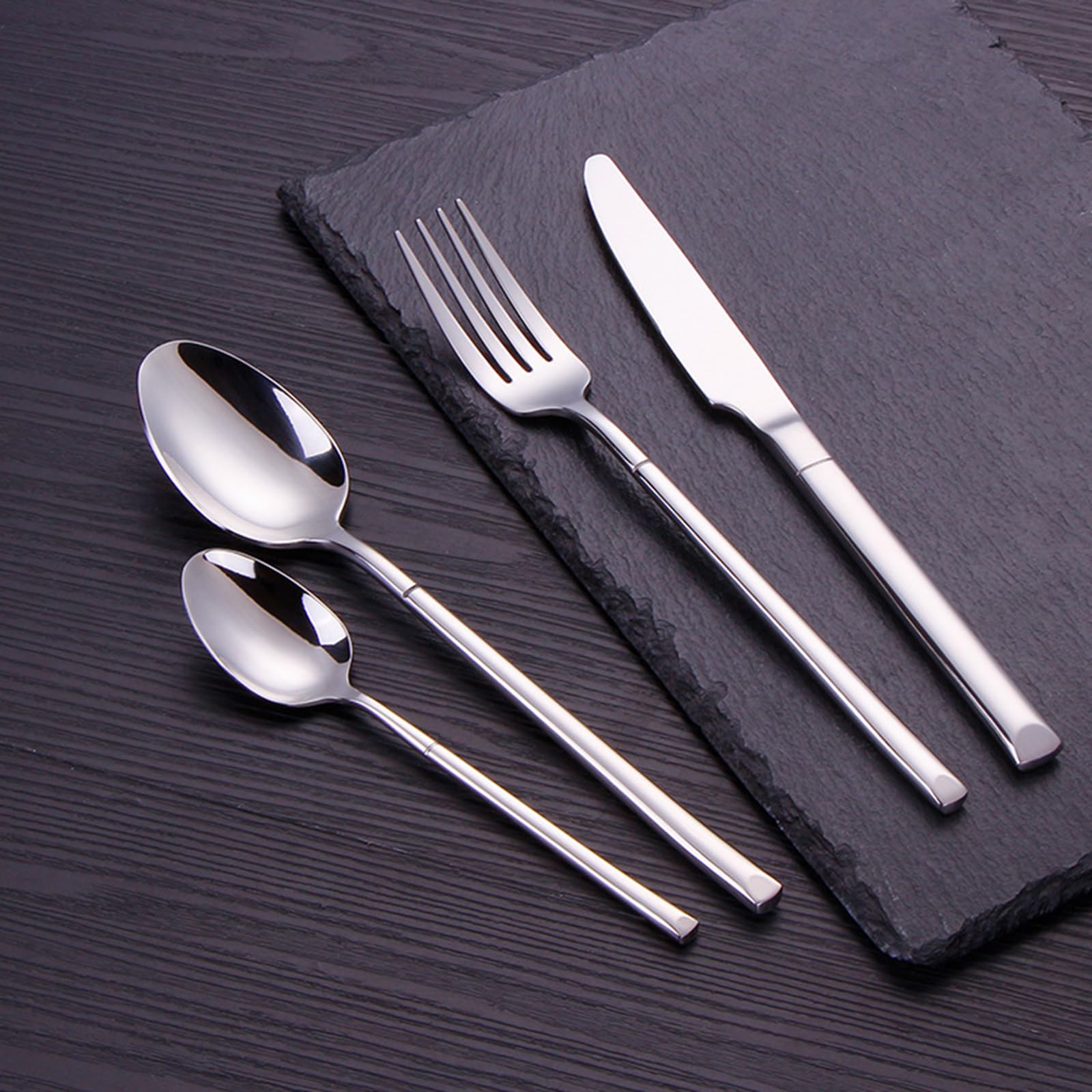Ce Service de Couverts 16 pièces pour 4 Personnes Comprend Un Couteau, Une Fourchette et Une cuillère de Table à Manche martelé, Le Tout en Acier Inoxydable 18/8 argenté.