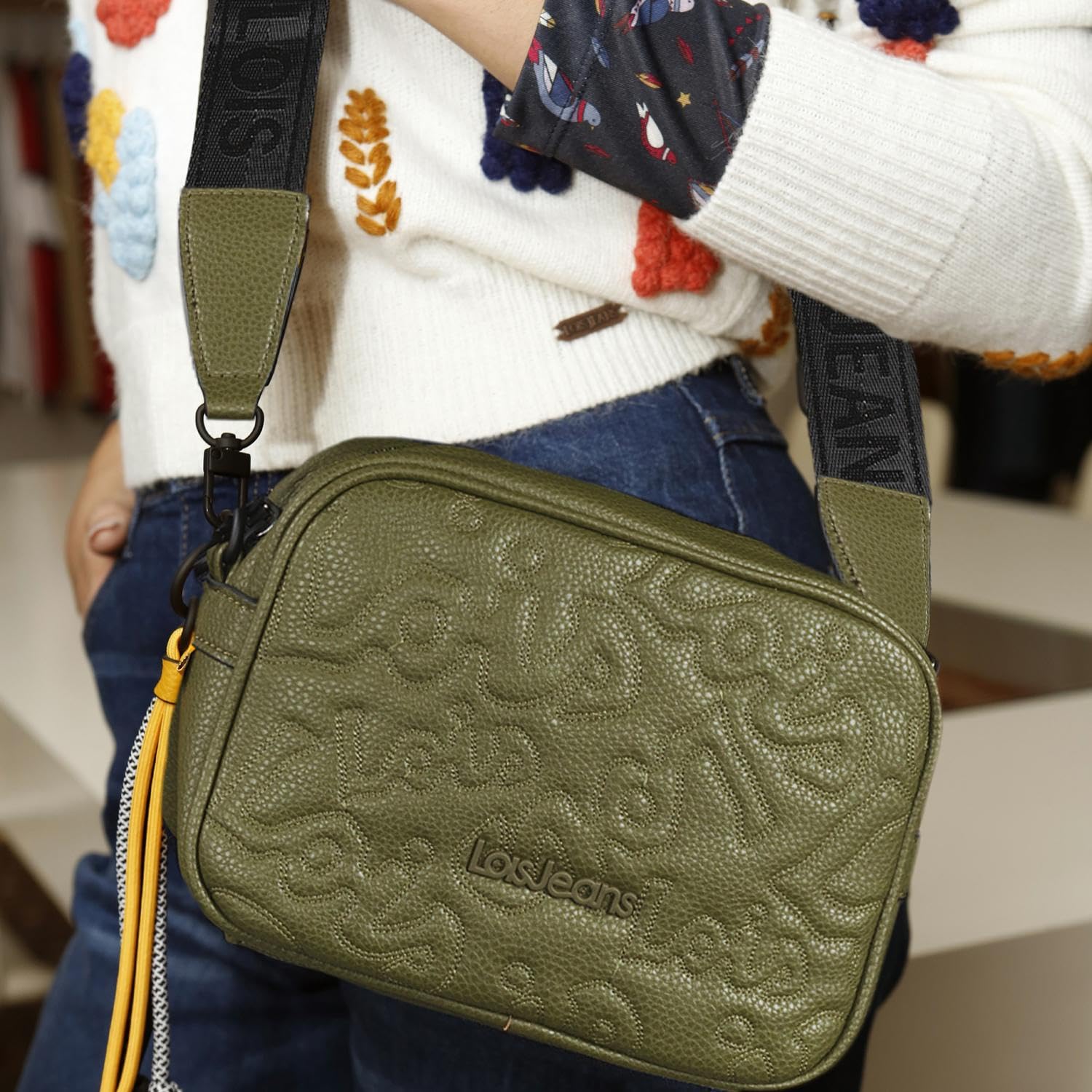 Lois - bolso bandolera de mujer pequeño. base reforzada. cuero pu. bordado.