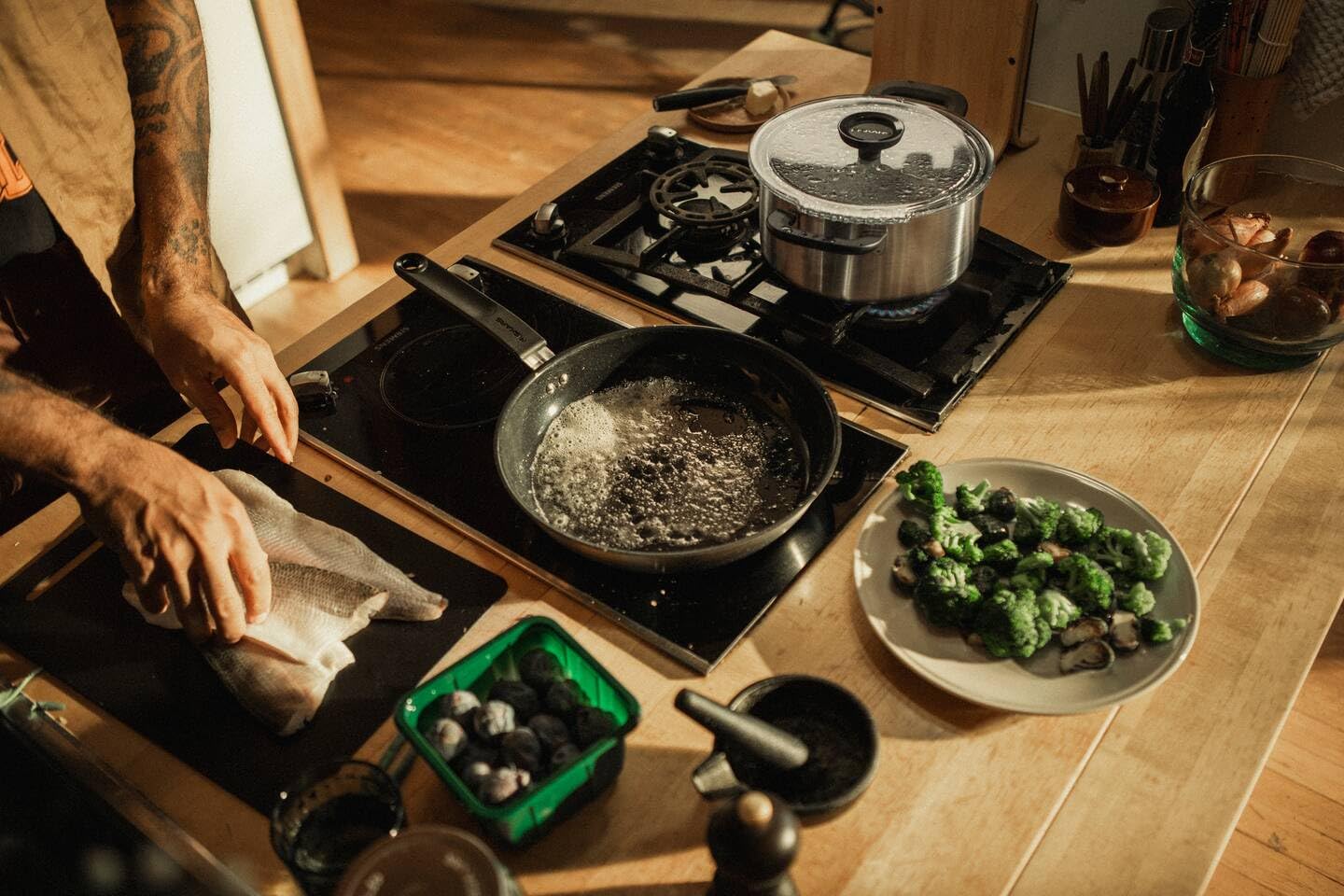 Fiskars Gryte z pokrywką, 3 litry, Ø 22,5 cm, Naczynie żaroodporne, Nadaje się do wszystkich płyt grzewczych, Stal nierdzewna z recyklingu, Funkcjonalny kształt, 1072316