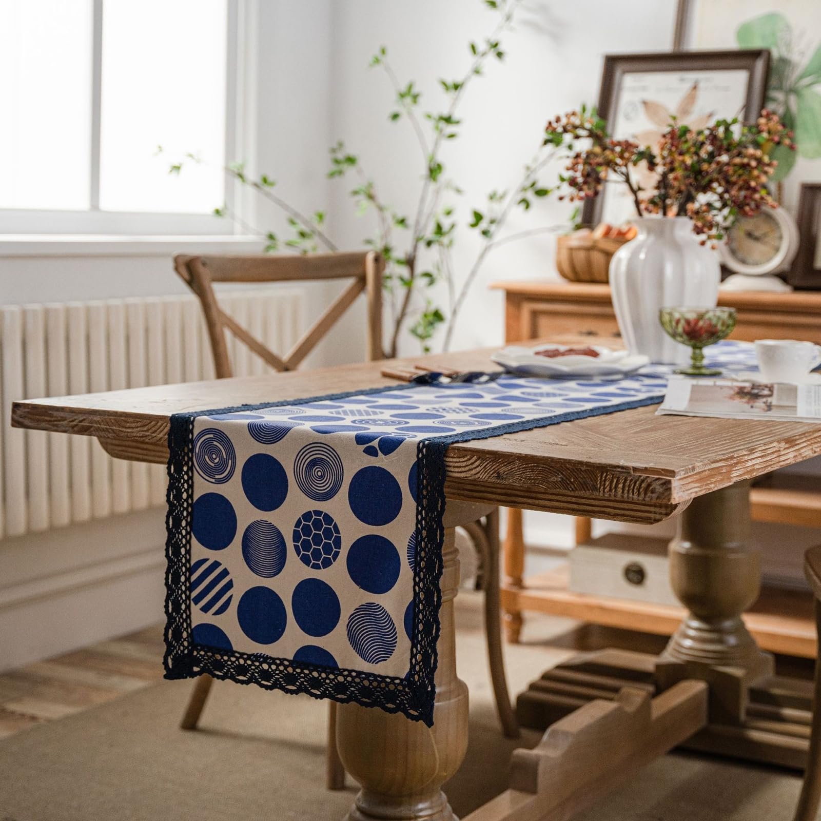 Runner da Tavolo Poliestere Cotone 33x300 cm, Runner da Tavola Moderno Lavabile Motivo Pois Geometrico con Bordo in Pizzo Decorazioni per Tavolino da Compleanni Matrimoni, Blu Marino
