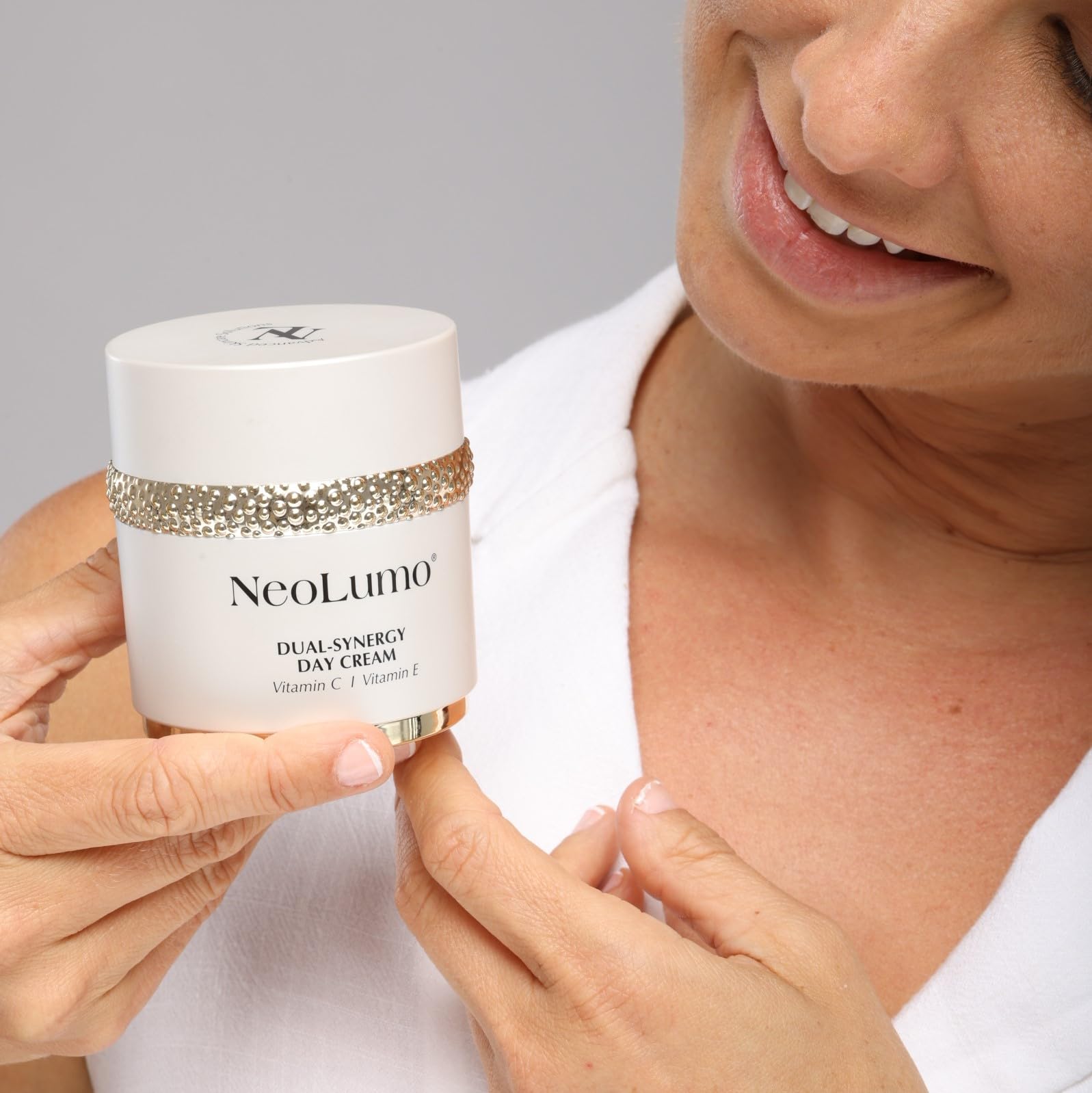 NeoLumo Loyality Kompletny zestaw do pielęgnacji z witaminą C, żel oczyszczający peeling, krem na dzień Synergy, krem na noc Synergy i serum pod oczy Synergy