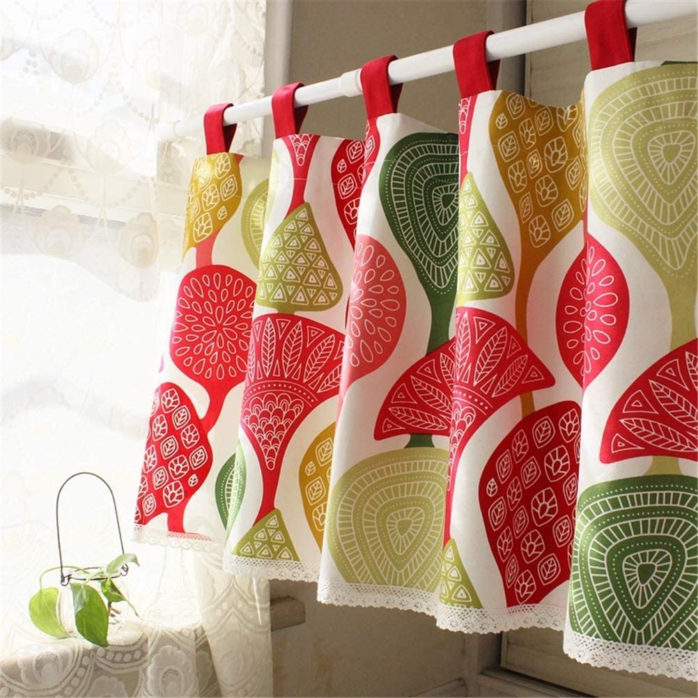 Rideau de cuisine à motif feuilles pour illuminer votre petit bistrot