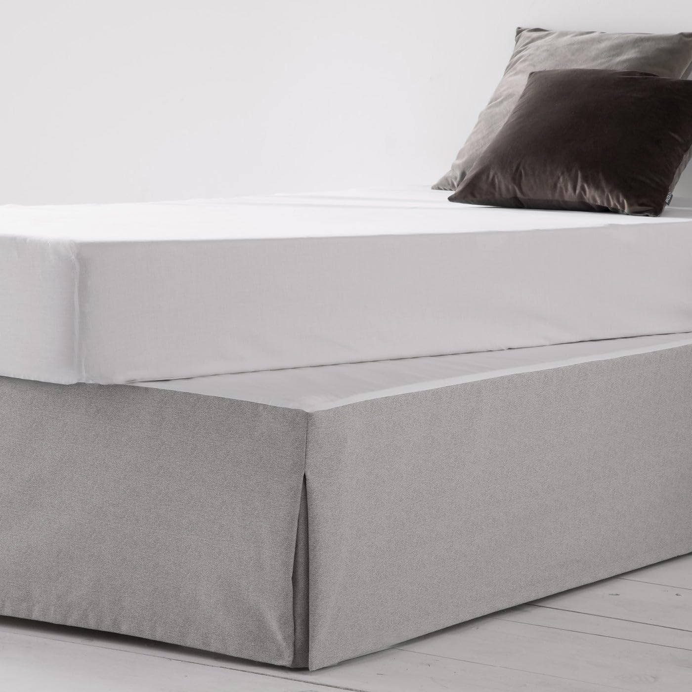 Henko - Cubre Canapé - Color Gris - Tejido Resistente con Fuelle Inglés - Fabricado en España - Elegante y Práctico - Medida 180x200+30 cm (Evelyn Gris)