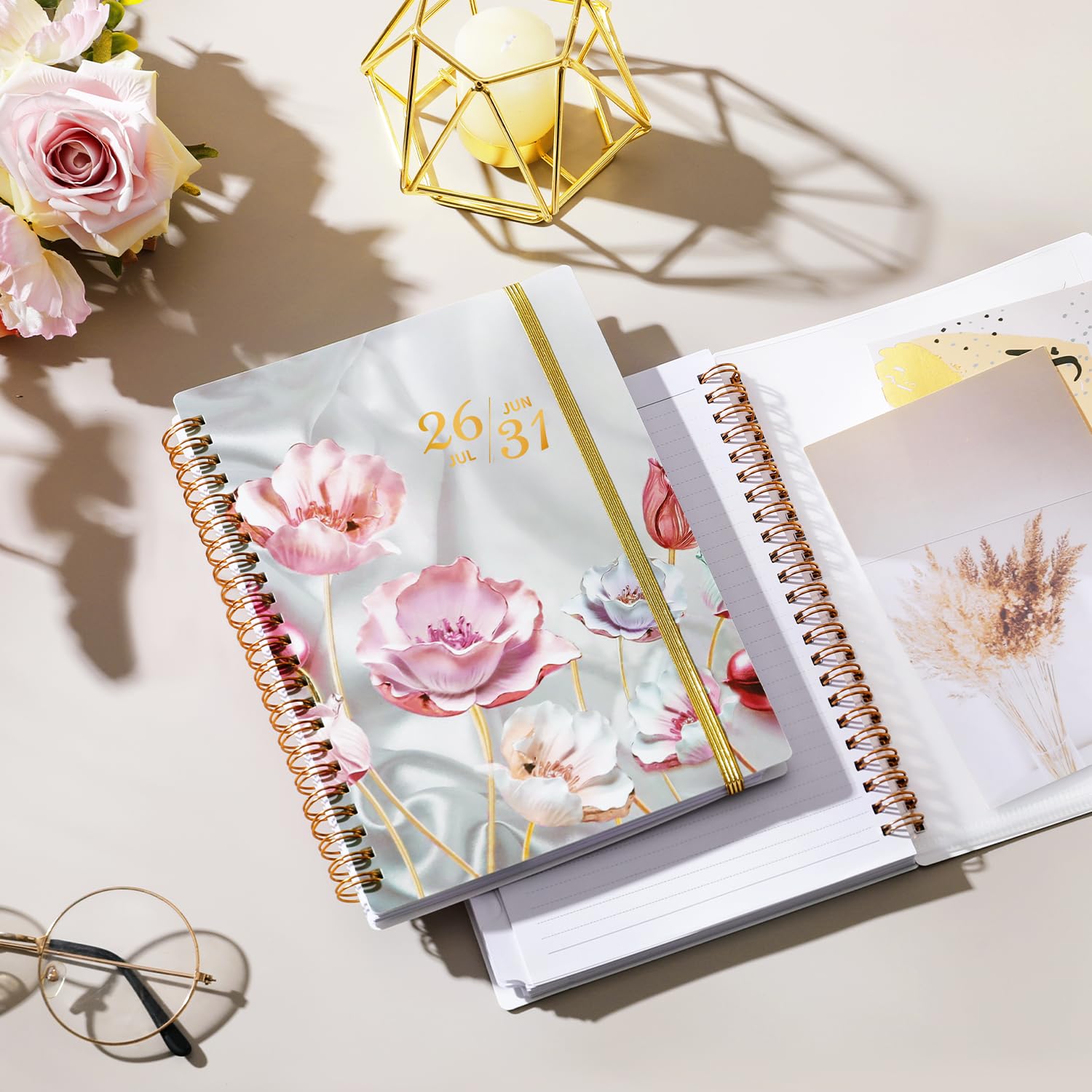 Agenda mensuel 2026-2031 - Planificateur 5 ans 2026-2031 - Reliure à spirales - Juillet 2026 à juin 2031 - Planificateur 16,3 x 21,6 cm avec onglets, calendrier de 60 mois, poche double face - Fleur