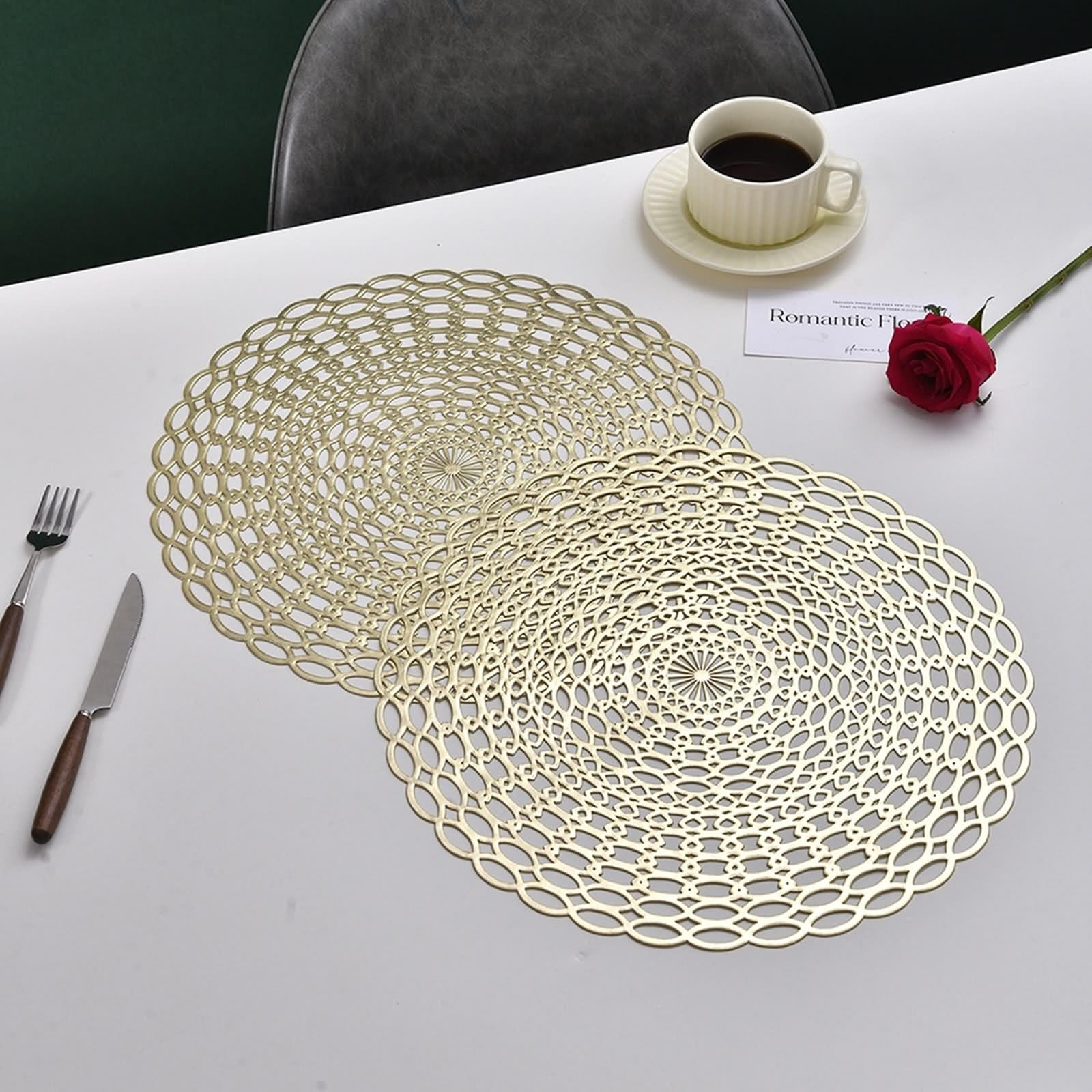 Lot de 8 Set de Table Feuille 40cm, Dessous de Table Moderne Motif de Chaîne Circulaire Creuse PVC Or