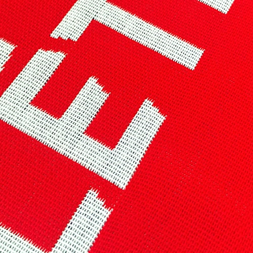 Sciarpa ufficiale dell'Atletico Madrid in colore rosso con stemma ricamato, ideale per sostenere la squadra con stile e orgoglio rossoblù.