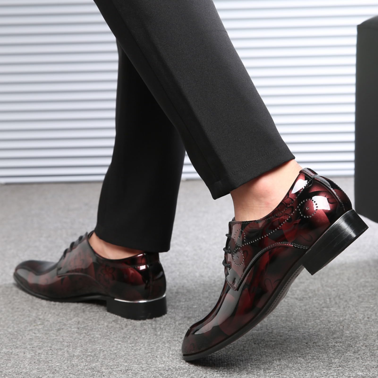 Buty Oxford dla mężczyzn Derby buty męskie formalna sukienka biznesowa sznurowane buty oddychające klasyczna lakierowana skóra wsuwane półbuty niebieskie złoto szary czerwony czarny brązowy khaki