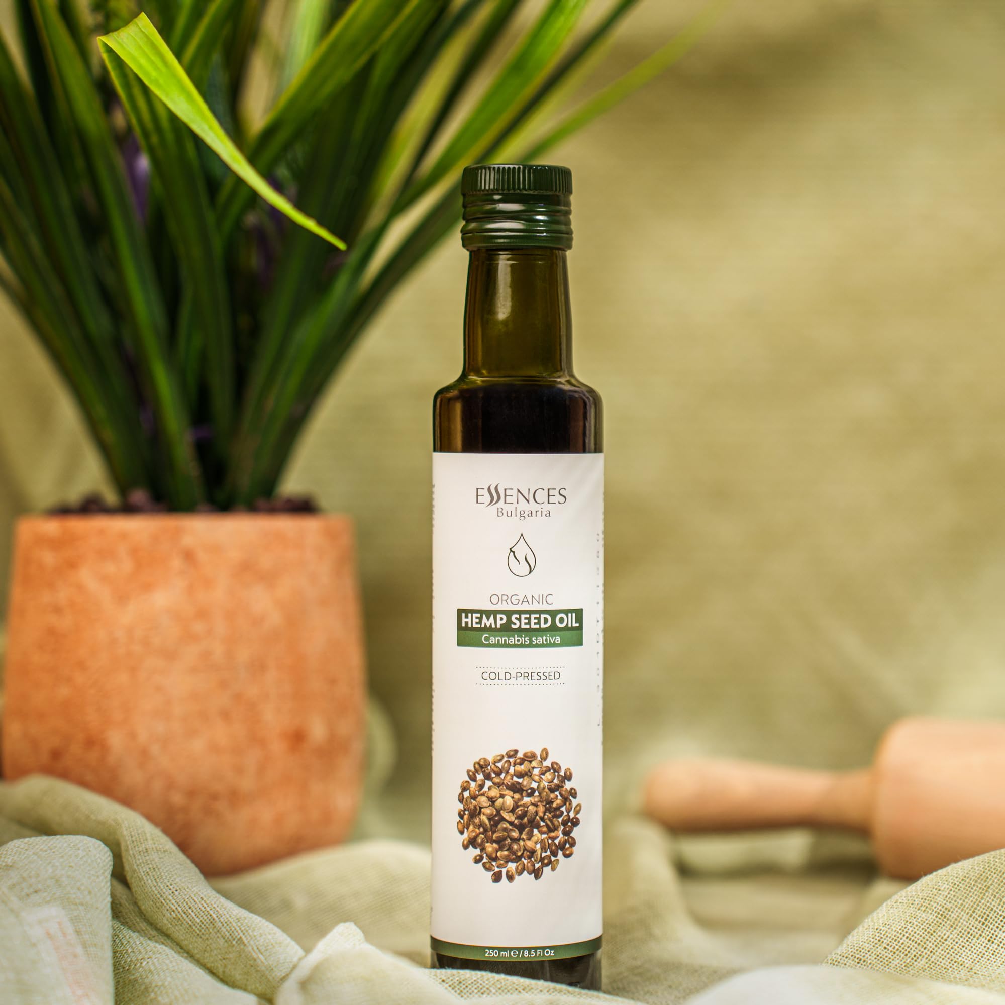 Essences Bulgaria Aceite de Semilla de Cáñamo Orgánico 250ml| Aceite 100% Natural Prensado en Frío | Calidad Extra Premium | Rico en Omegas | Ensaladas | Sin Aditivos ni Conservantes |Sin OMG | Vegano